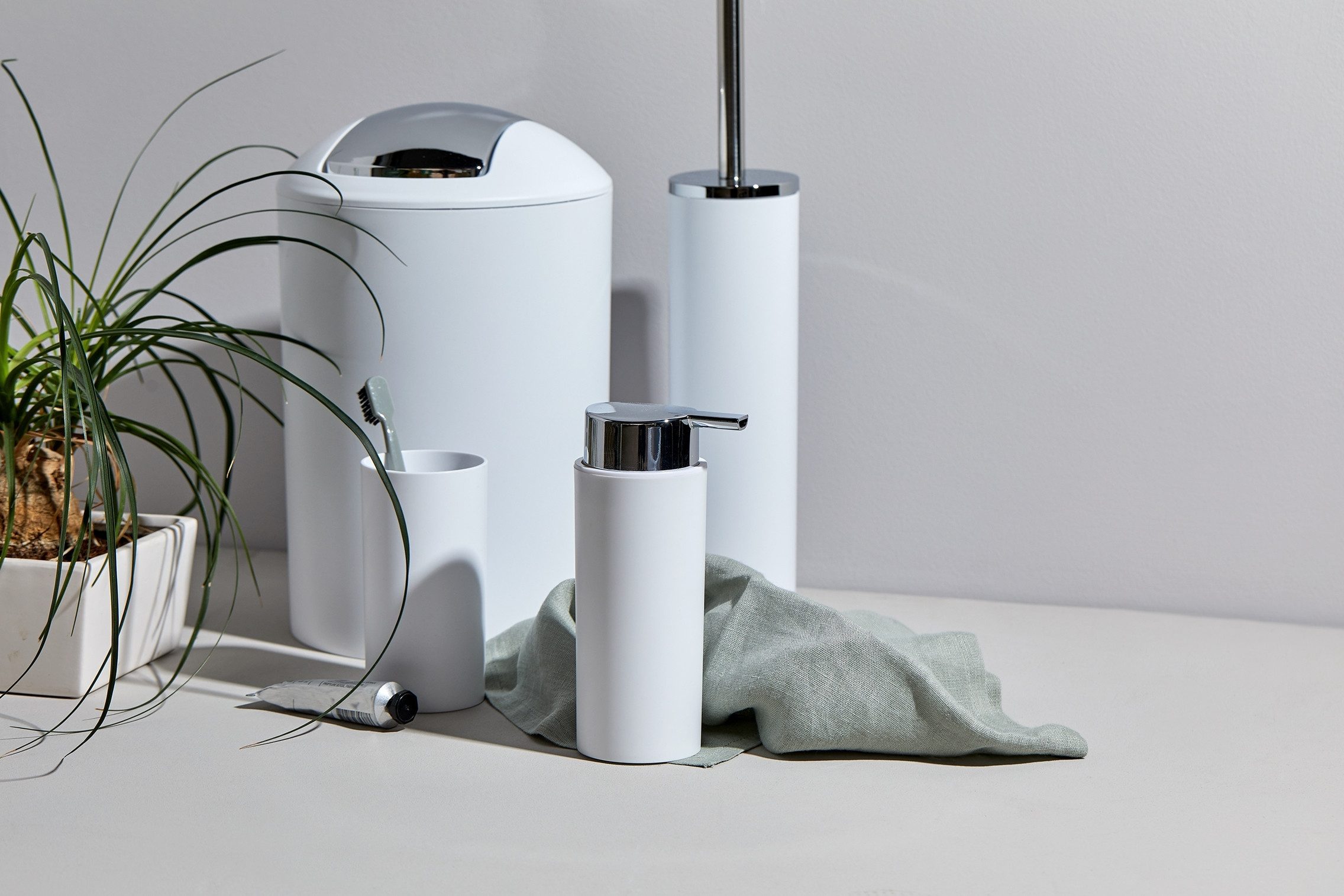 WENKO Badaccessoire-Set Calvo, Set, Seifenspender, Zahnputzbecher, WC-Garnitur & Kosmetikeimer