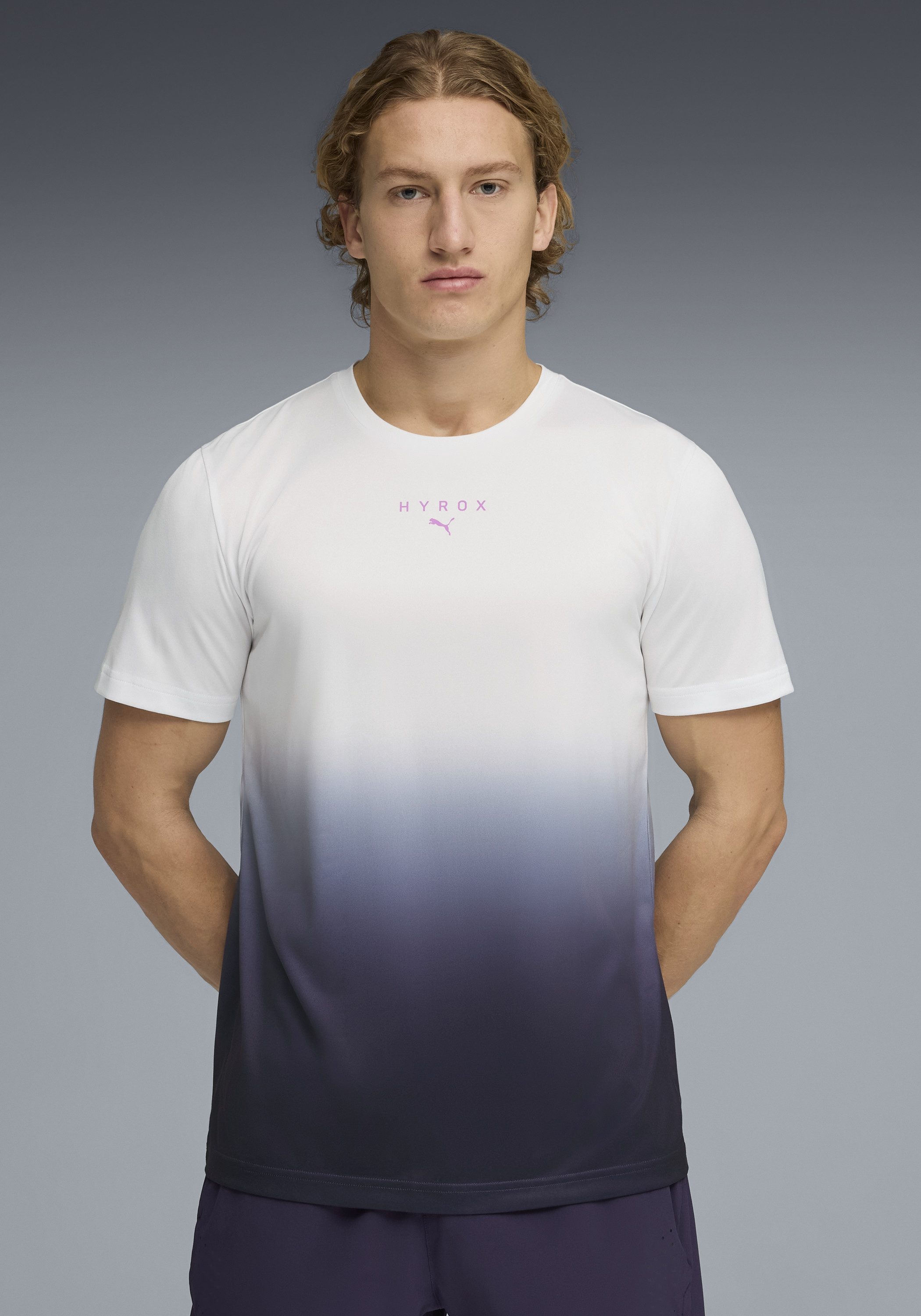 PUMA Trainingsshirt M X HYROX POLY GRAPHIC TEE reguläre Passform, Kurzarm, für Fitness und sportliche Aktivitäten
