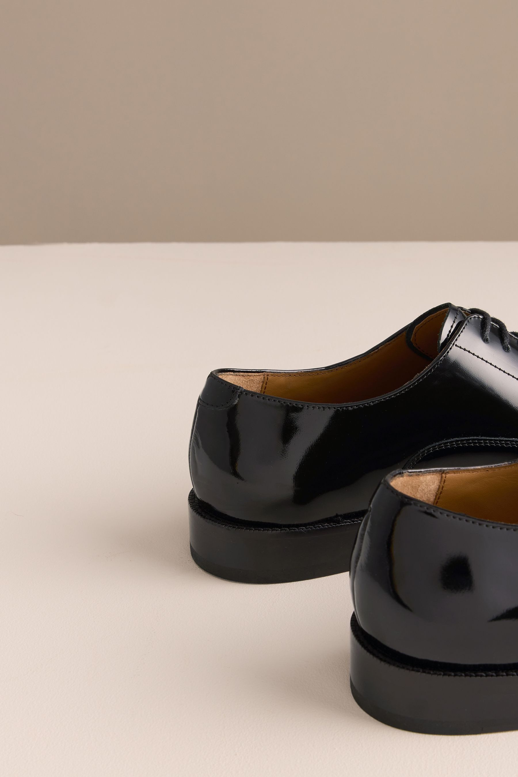 Next Oxfordschuh aus Lackleder mit Zehenkappe Schnürschuh (1-tlg)