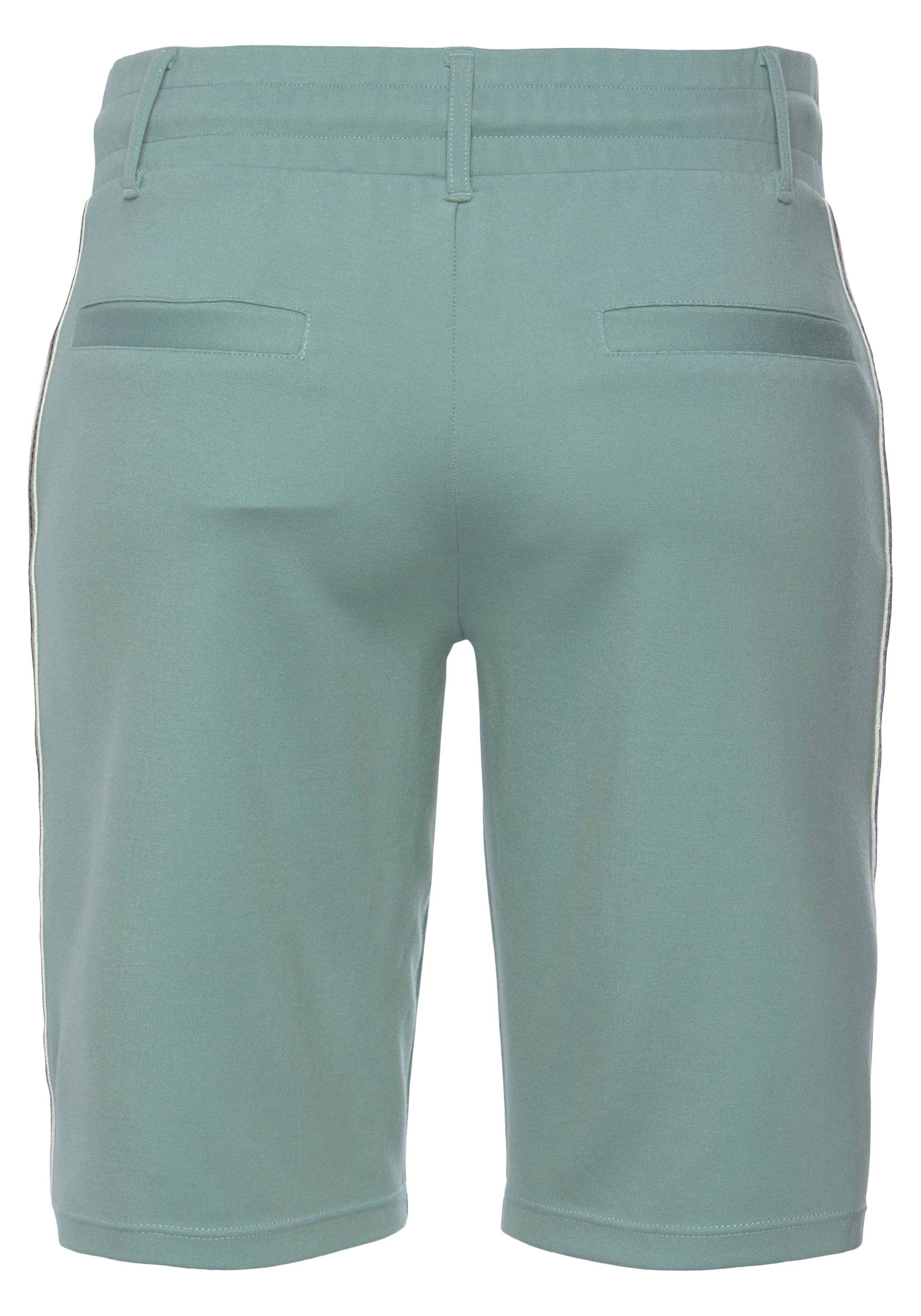 LASCANA Shorts mit seitlichen Streifen, Loungewear
