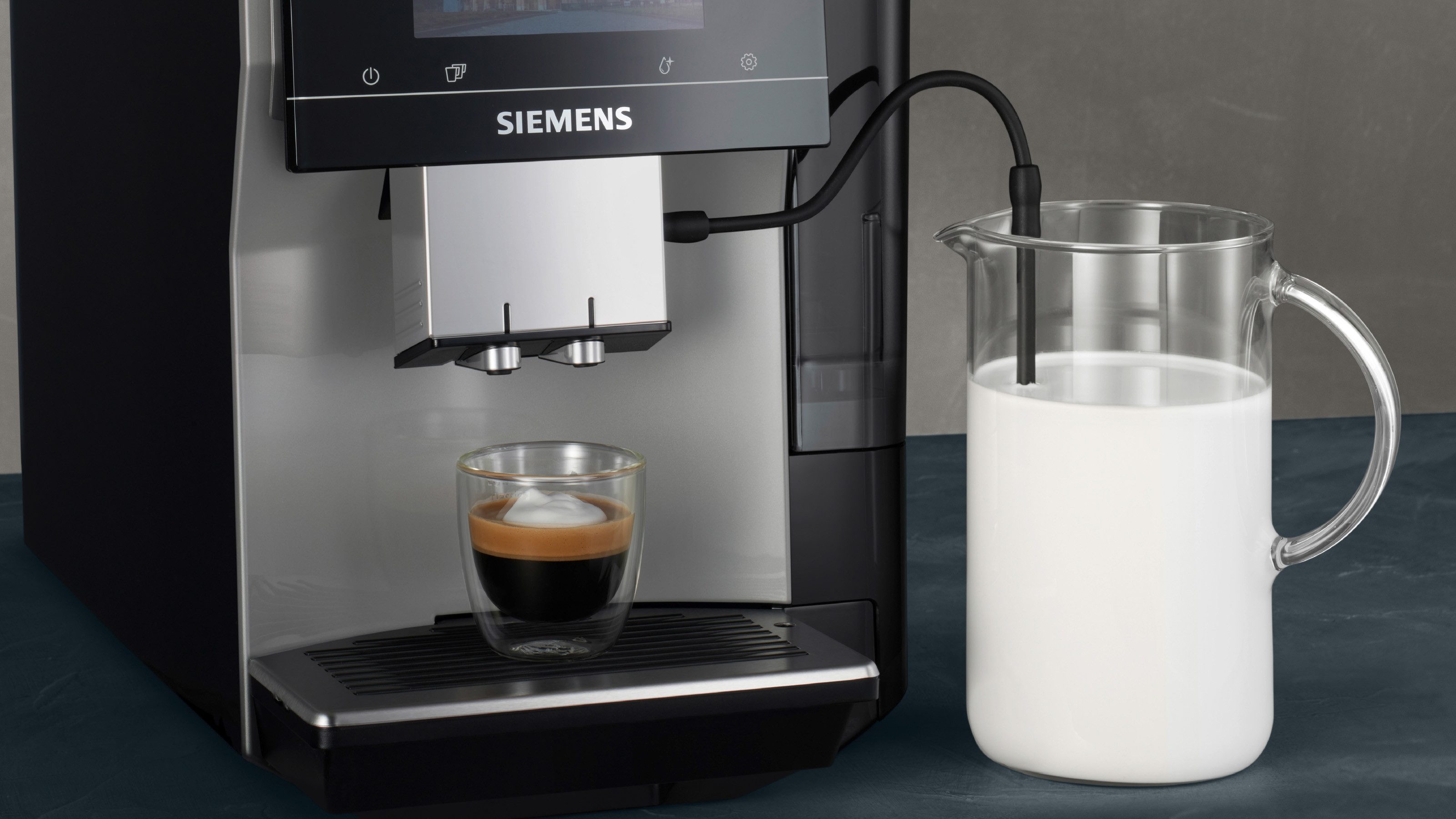 SIEMENS Kaffeevollautomat EQ700 classic TP715D47, Cold Brew, intuitives 5" TFT-Display, App, iaromaSelect, 10 Favoriten, autom. Dampfreinigung,silber metallic