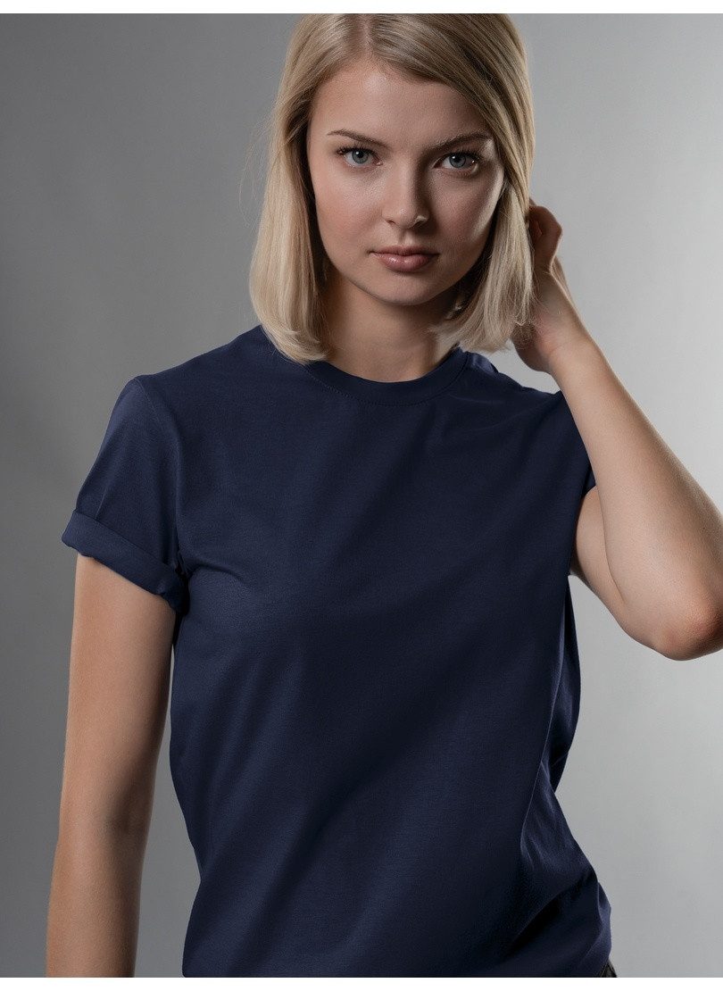 Trigema T-Shirt TRIGEMA Slim Fit T-Shirt aus DELUXE Baumwolle (1-tlg)