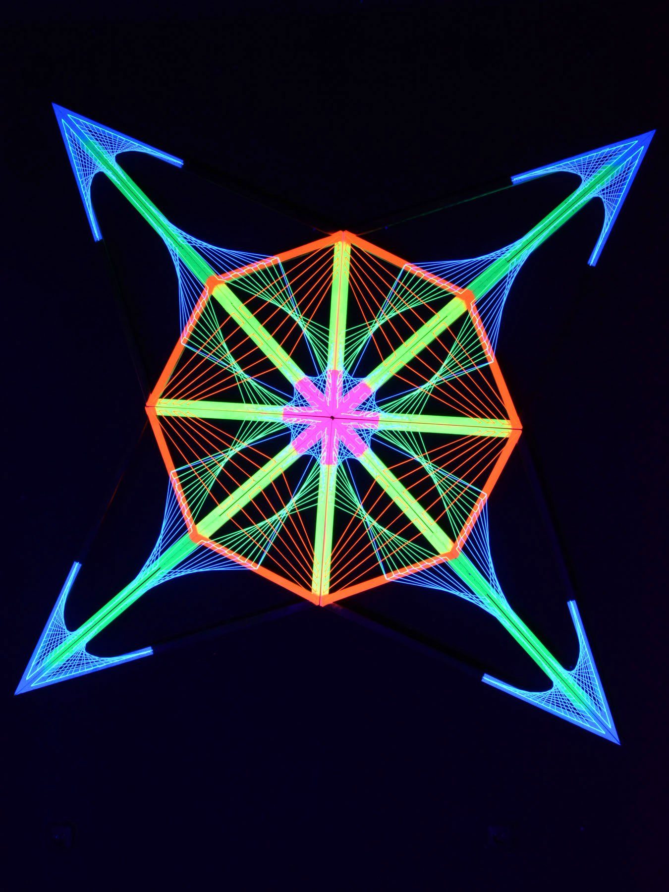 leuchtet unter Dekoobjekt PSYWORK "Mind 3D Fadendeko Schwarzlicht Transforming UV-aktiv, Compass", StringArt Schwarzlicht 2,5m,