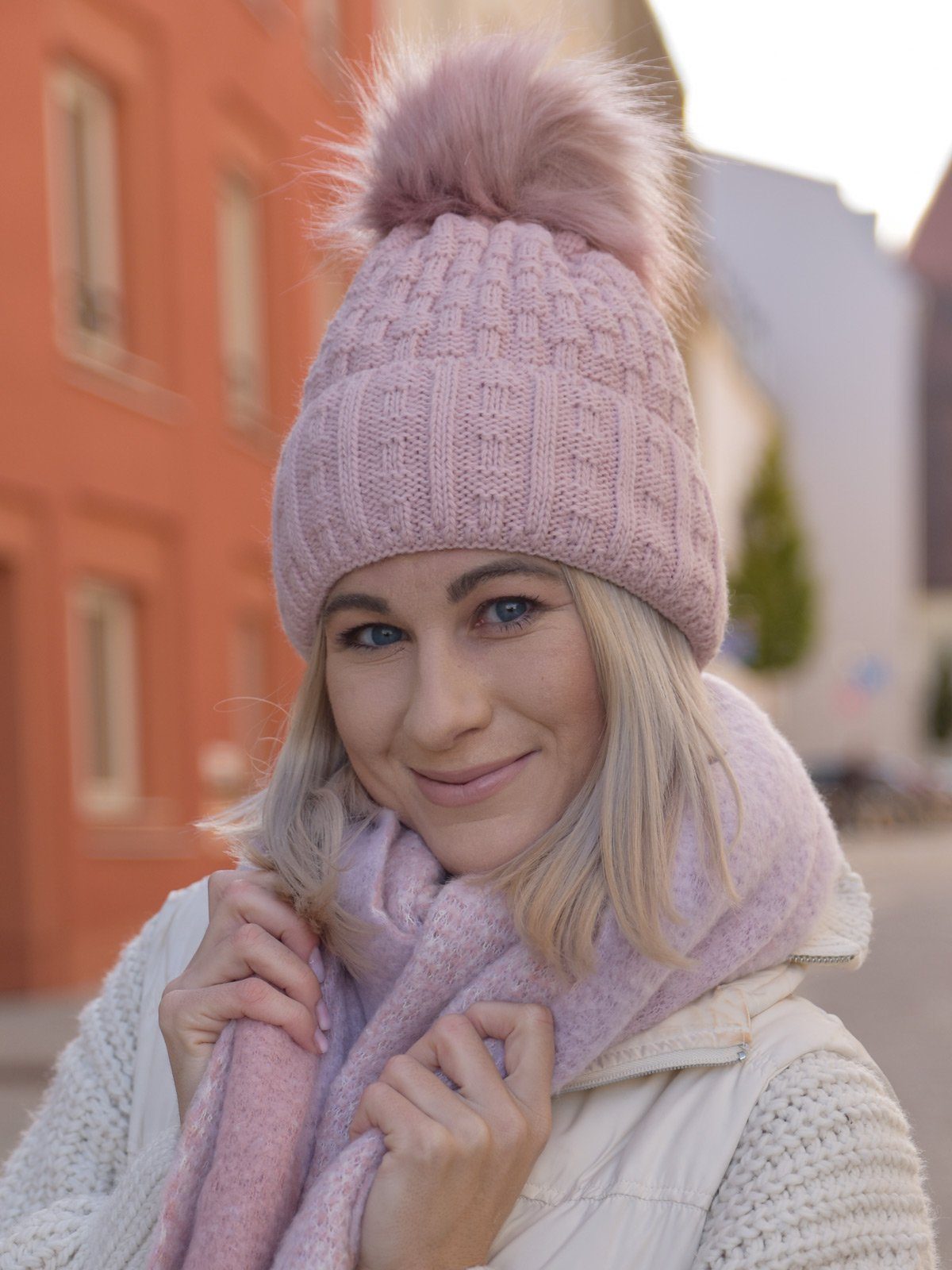 styleBREAKER Bommelmütze Strick Bommelmütze mit Flecht Muster (1-St)