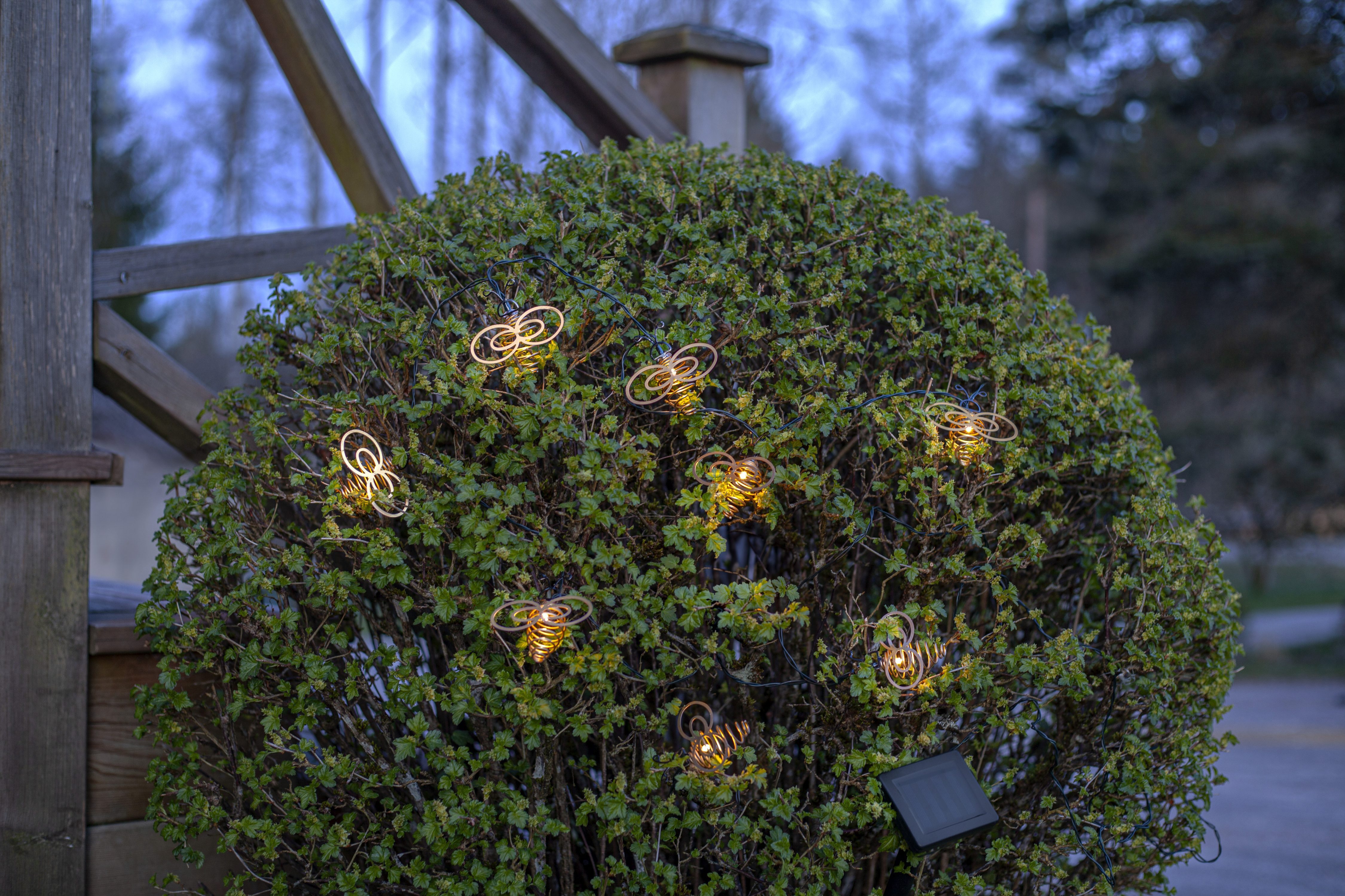 STAR TRADING LED-Lichterkette Wings, 8-flammig, warmw. LEDs ca. 10cm Ø, 210 cm Länge, Akku, Erdspieß, Vierfarb-Karton