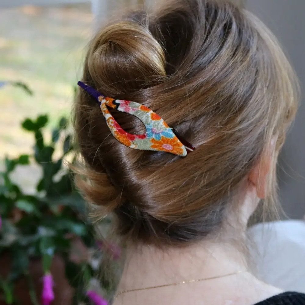 LK Trend & Style Haarclip Finch ist ein schlanker Clip mit Blumenmuster, durch die schlanke Länge greift die Spange viel Haar, Kimono Clip steht für Qualität, jeder Clip kann je nach Schnitt des Stoffes variieren, Unikat