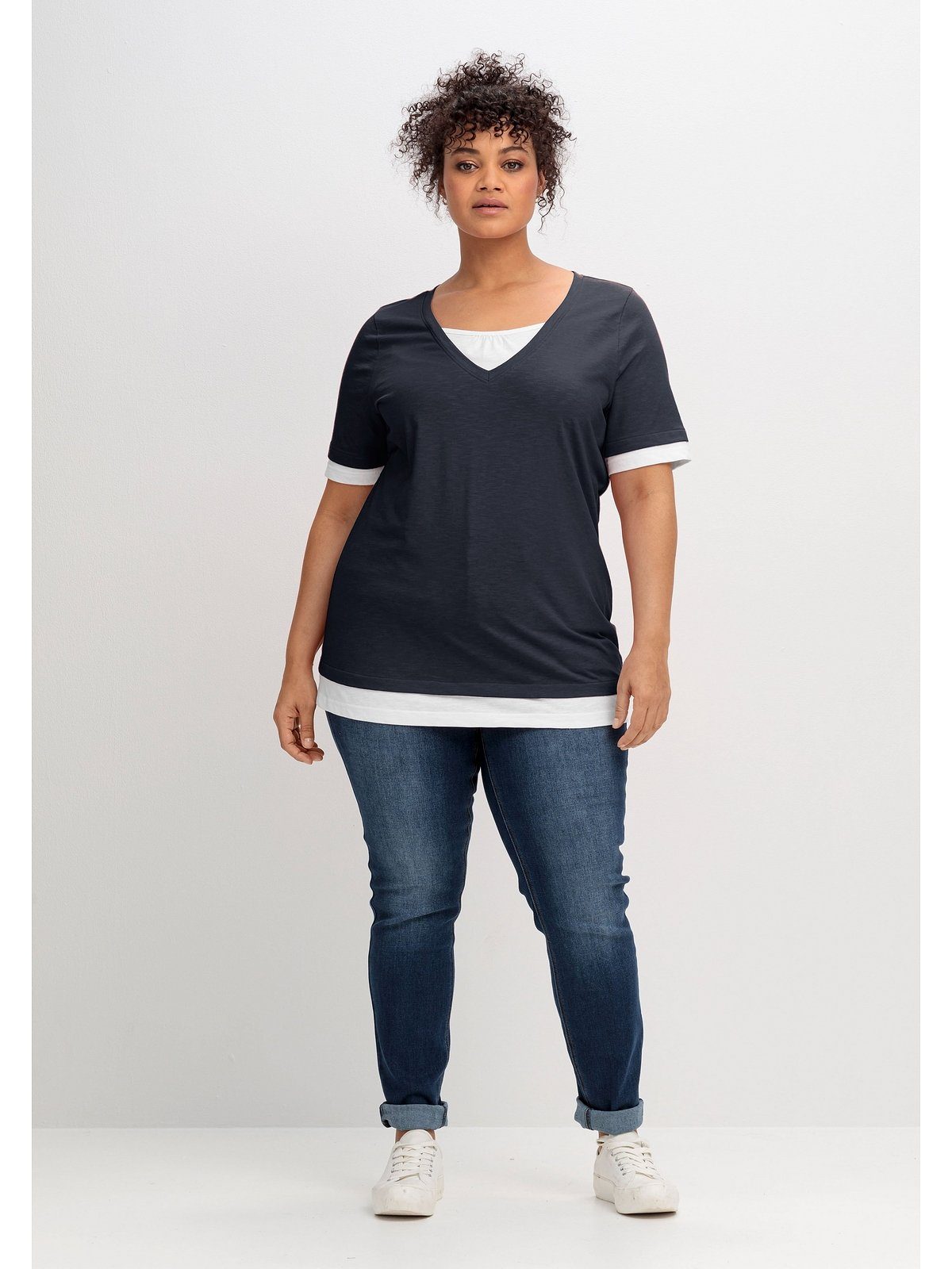 2-in-1-Optik, Große 2-in-1-Shirt Sheego V-Ausschnitt tiefblau-weiß in Größen mit