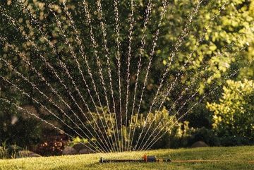 Fiskars Bewässerungssystem Viereck-Sprinkler M, wassersparender Sprinkler für mittelgrosse Gärten, Universalgröße, Viereck-Sprinkler, 16x17 m Reichweite, Schwarz/Orange