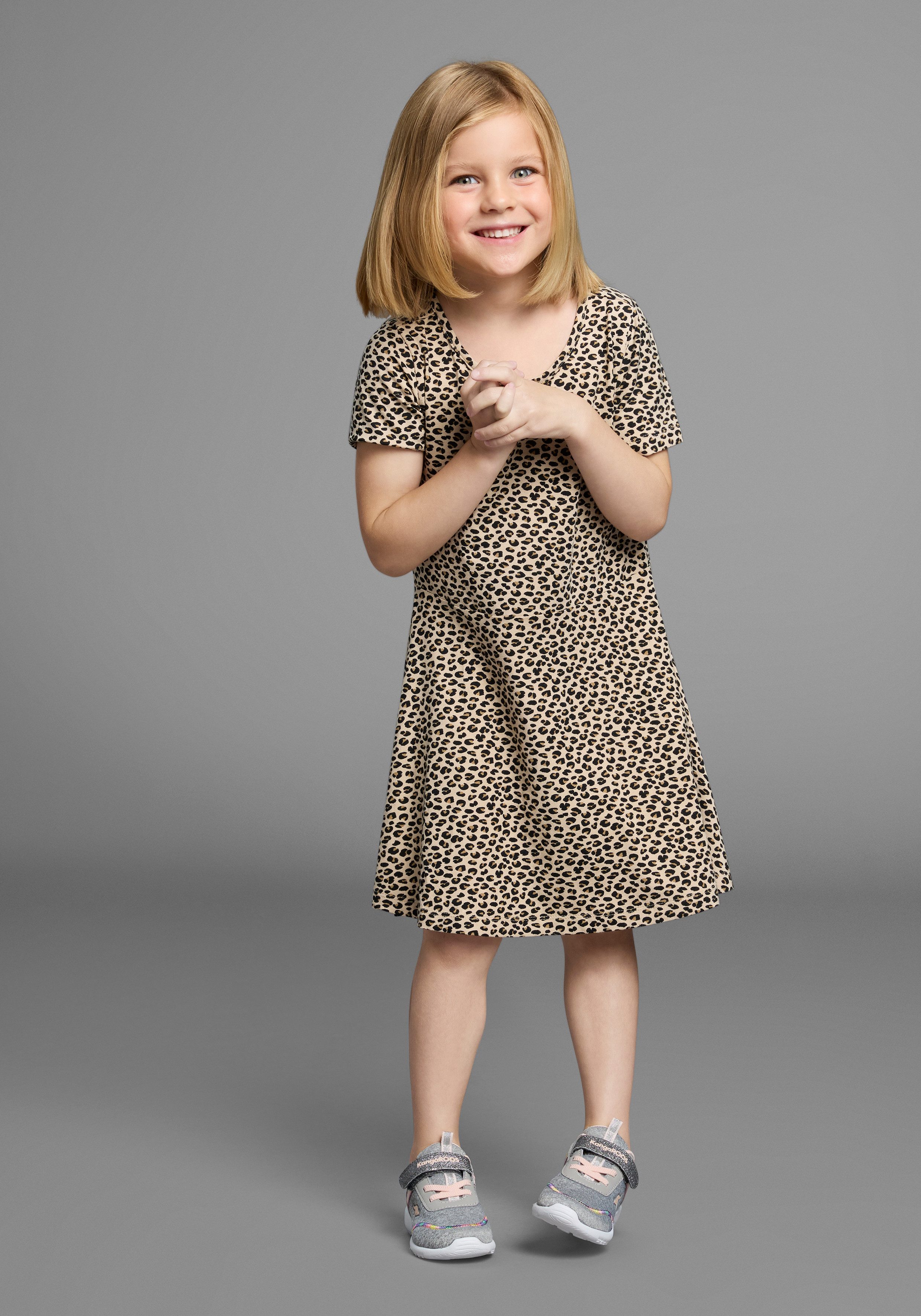 KIDSWORLD Jerseykleid Shirtkleid in Leo-Musterung Shirtkleid in Leo-Optik, unten austestellt