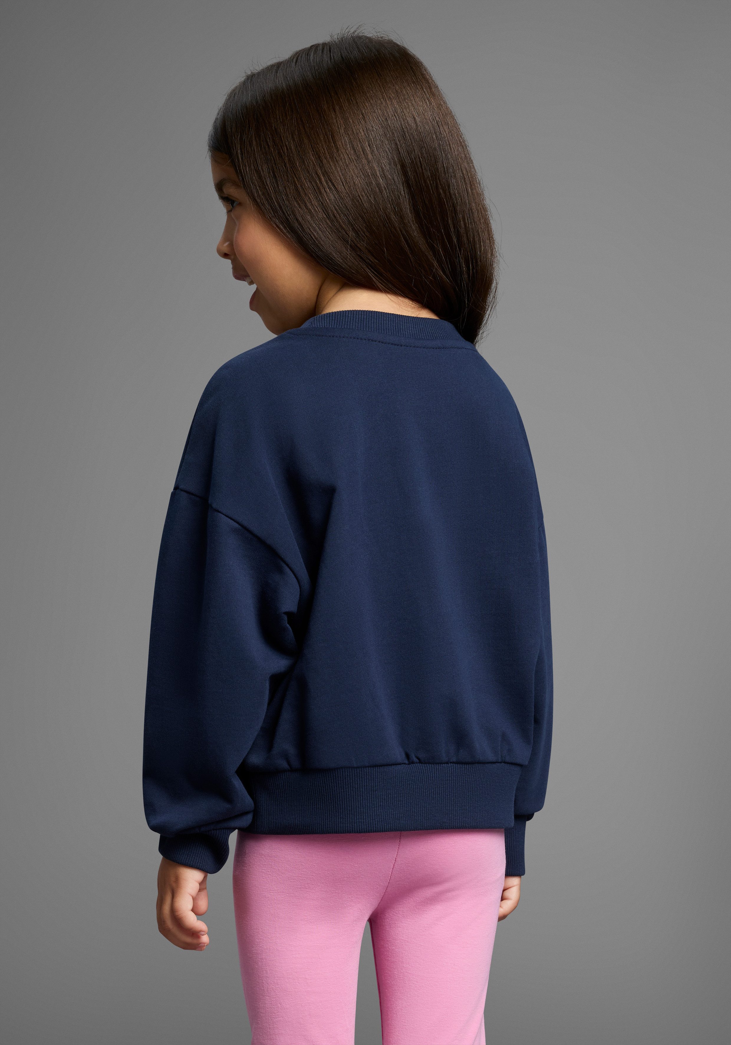 KIDSWORLD Sweatshirt Einhorn-Applikation für kleine Mädchen Sweatshirt mit schimmernden Pailletten-Applikationen