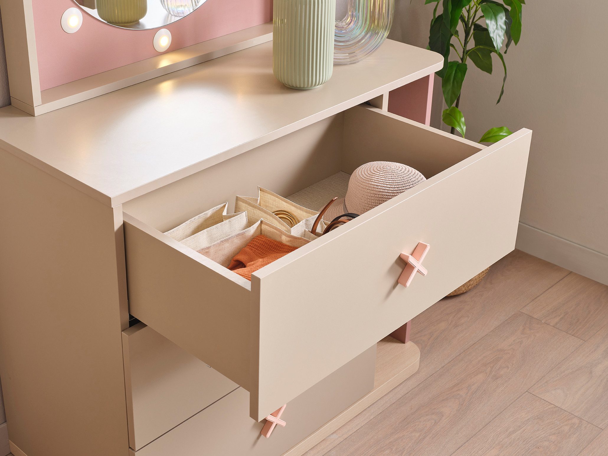 Möbel-Zeit Kommode NORDIC – Beige & Rosa – 3 Schubladen & 3 offene Seitenfächer