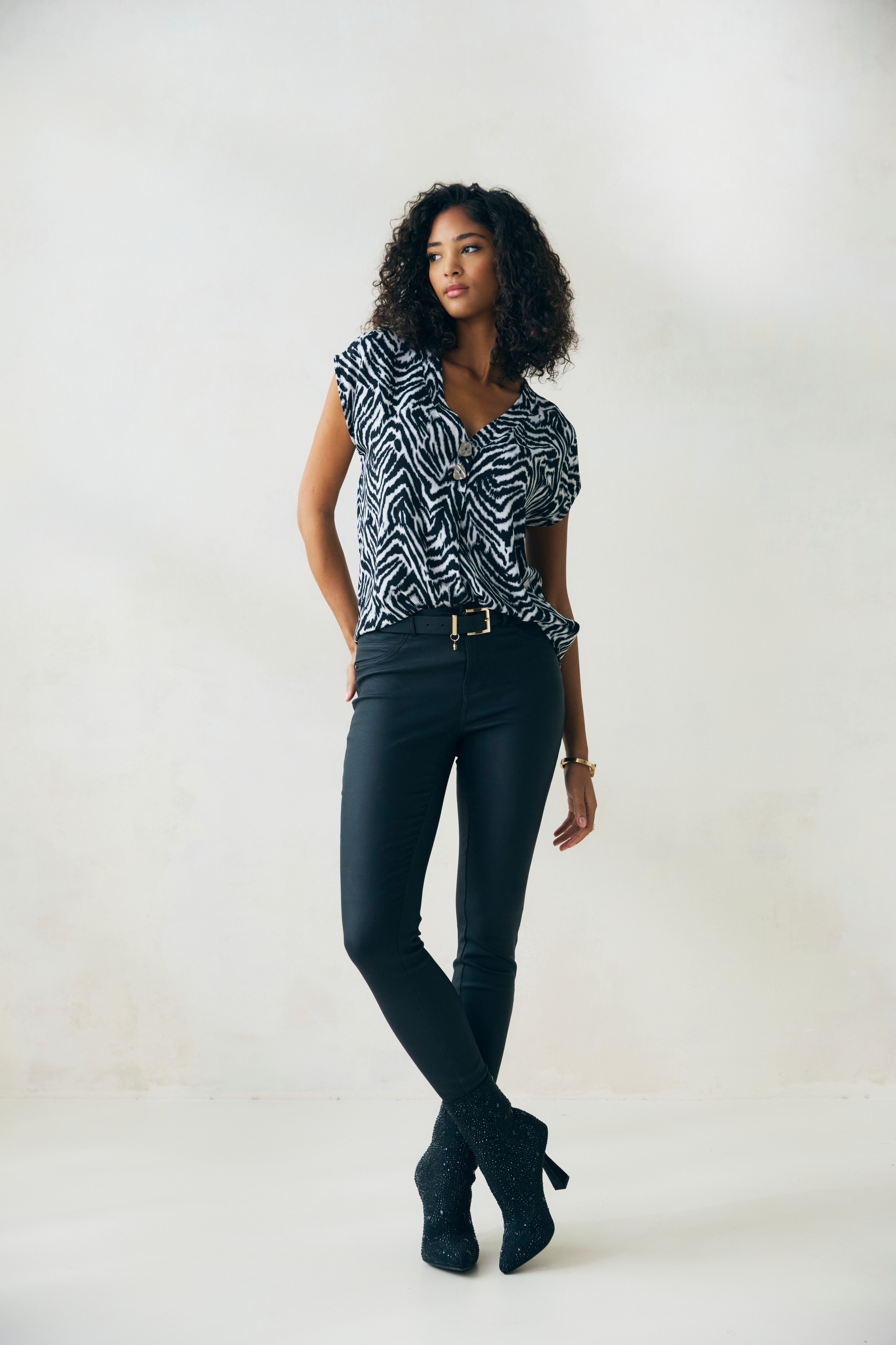 LASCANA Lederimitathose in schmaler Passform, figurbetonte Jeggings mit Stretchanteil