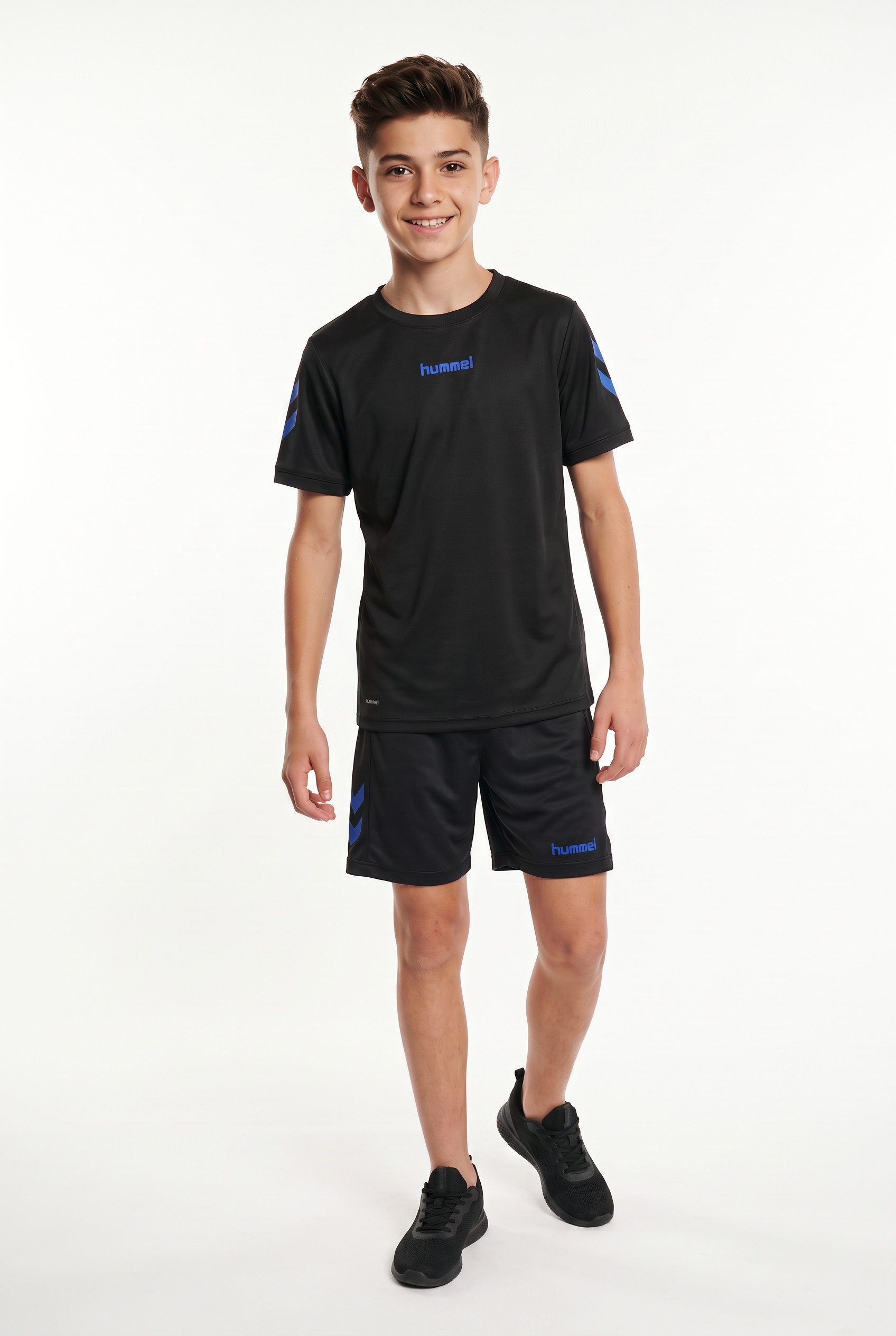 hummel T-Shirt & Shorts HMLBLAZE CLUB 26 POLY SET KIDS (2-tlg) mit Seitentaschen, mit gedrucktem Logo am Bein