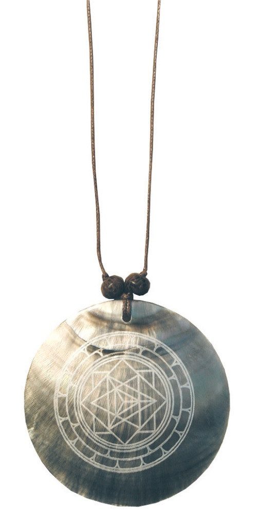 Kette mit Anhänger Muschelschmuck mit Gravur "Merkabah" 6cm