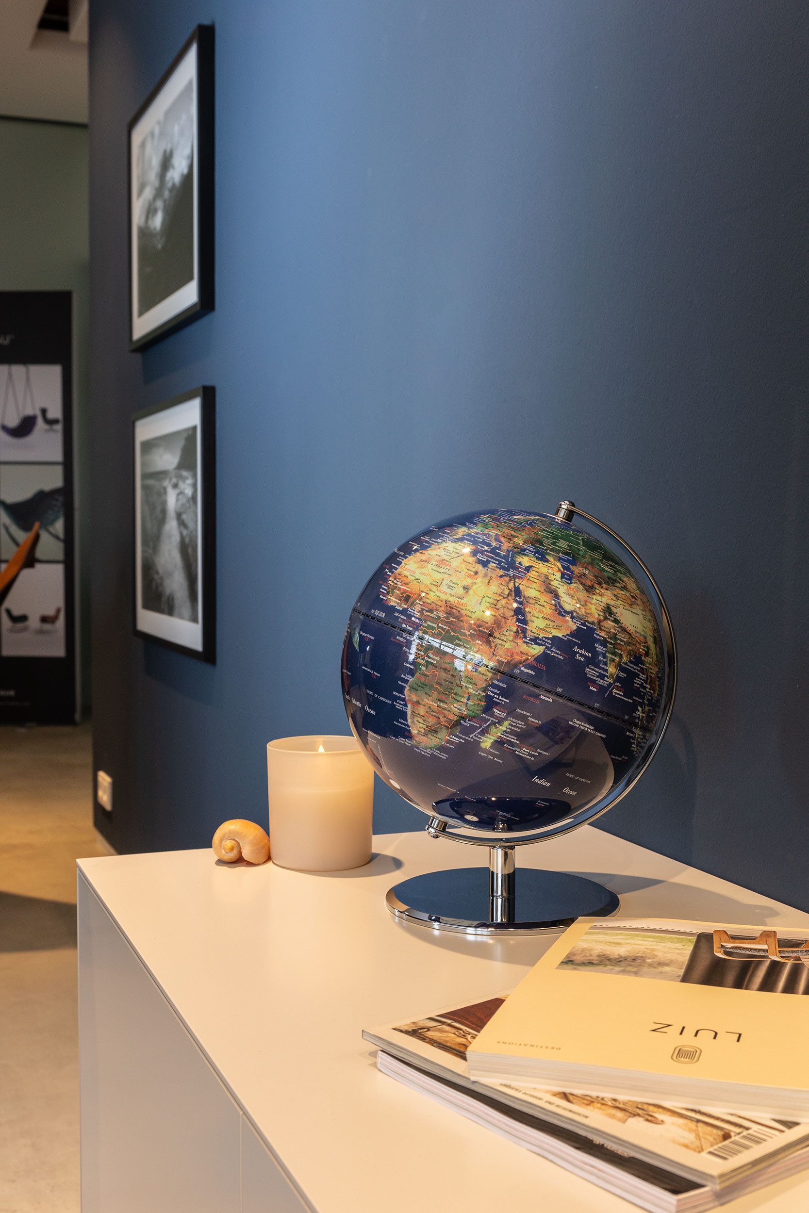 TROIKA Globus PLANET, Dekorativer Tischglobus mit Metallfuß & drehbarer Achse, (25 cm Durchmesser), 25 x 25 x 30 cm, englische Beschriftung, verschiedene Farben