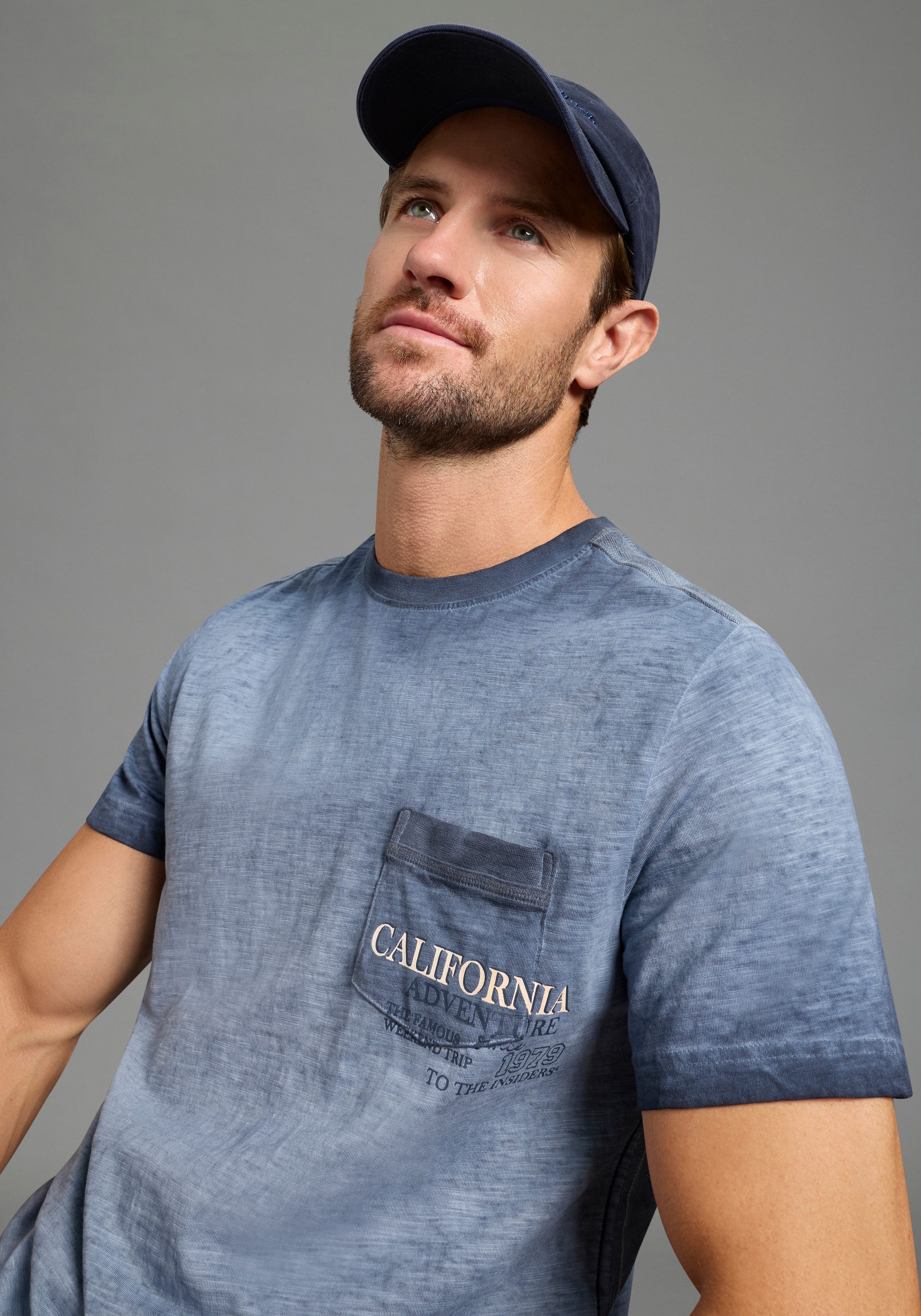 KangaROOS T-Shirt schmale Passform, Halbarm, mit Brusttasche, aus Slub-Material