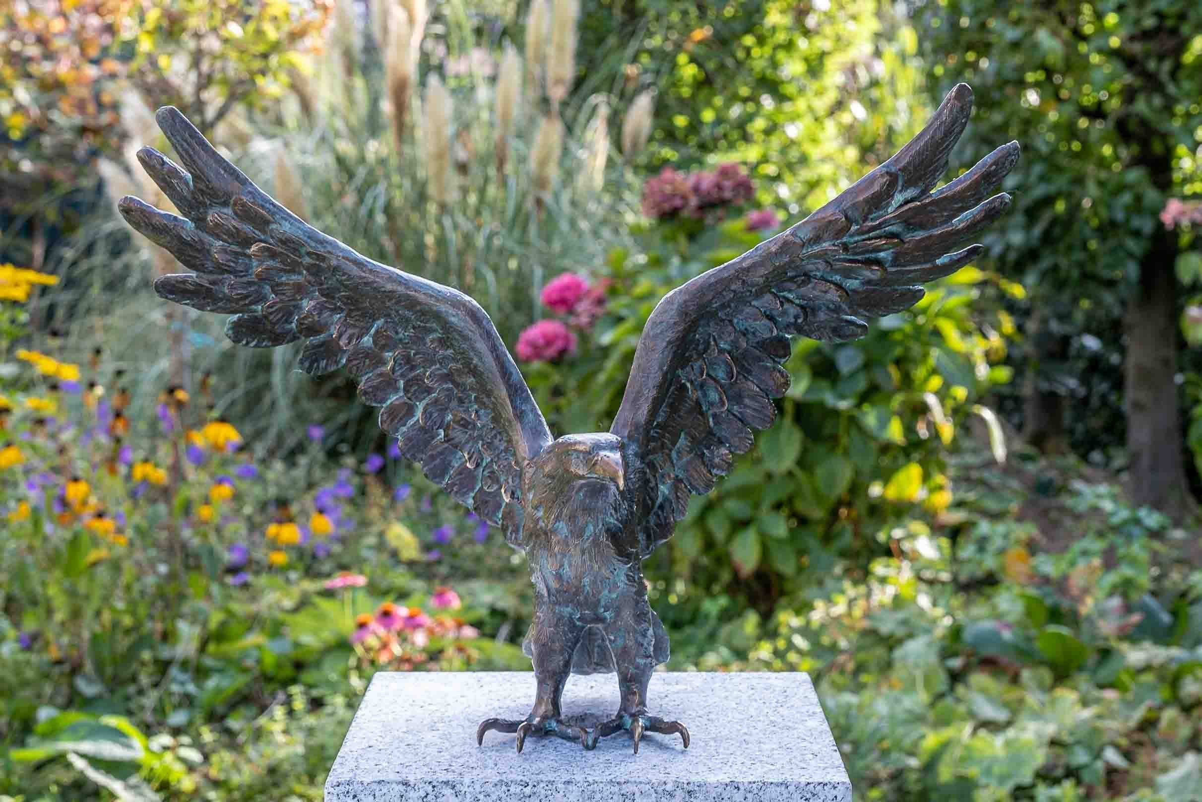 IDYL Gartenfigur IDYL Rottenecker Bronze-Skulptur Seeadler, Bronze – sehr robust – Langlebig – witterungsbeständig gegen Frost, Regen und UV-Strahlung. Die Modelle werden in Wachsausschmelzverfahren in Bronze gegossen und von Hand patiniert.