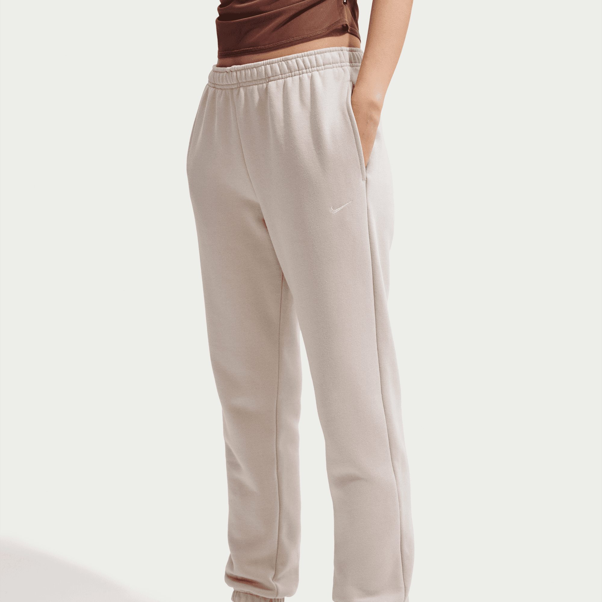 Nike Sportswear Jogginghose W NK STDO FLC MW MR STD CF PNT mit sportlichem Look, aus weicher Sweatware, normal-weite Form