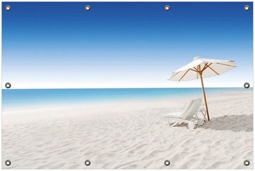 Wallario Sichtschutzzaunmatten Sonnenliege am weißen Strand unter blauem Himmel