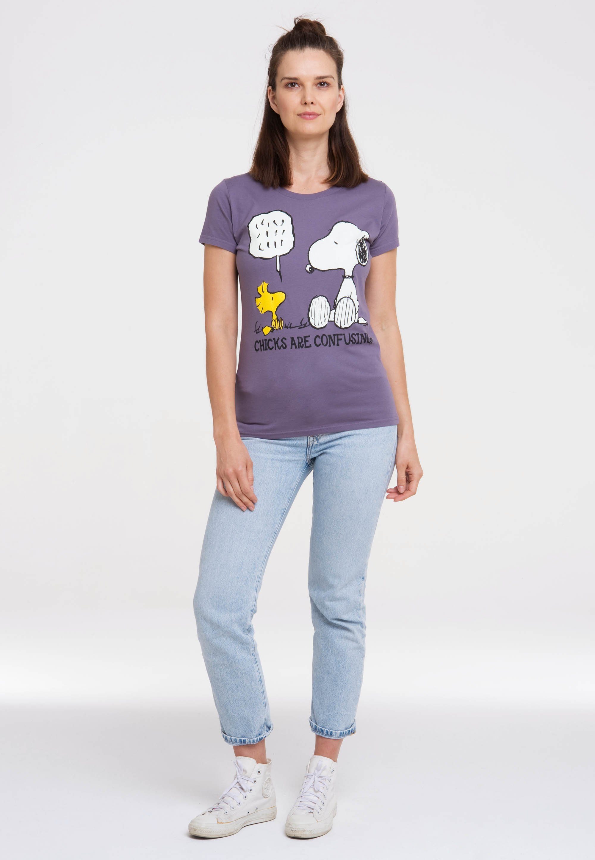 LOGOSHIRT T-Shirt Snoopy - Peanuts niedlichem mit lila Frontprint