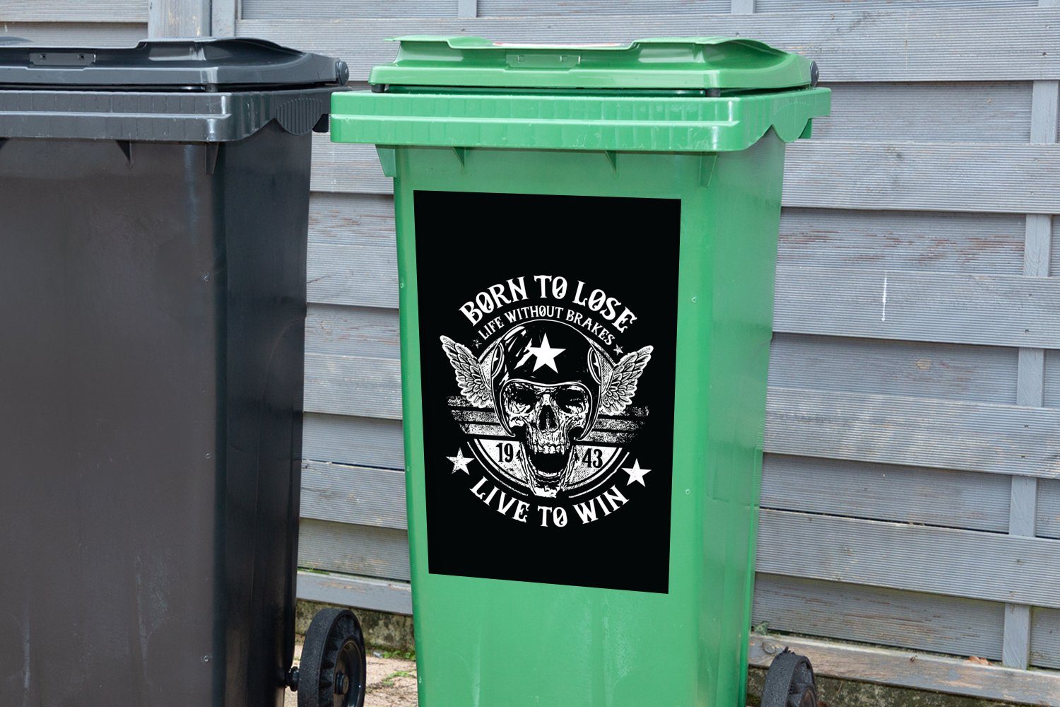 MuchoWow Wandsticker Mancave - Mülltonne, - (1 Sticker, Container, Mülleimer-aufkleber, - Schädel Abfalbehälter Rennhelm Retro St)