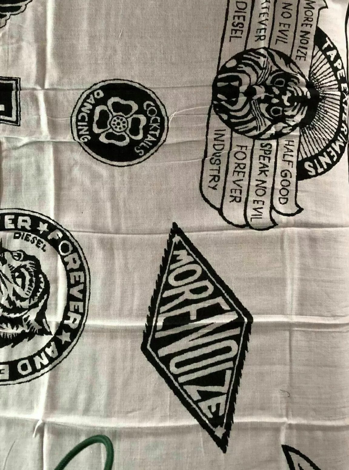 Diesel Schal XXL Halstuch Tuch Stole mit Multi Logo, Ikonischer Vintage-Patchprint mit Club Logo-Motiven