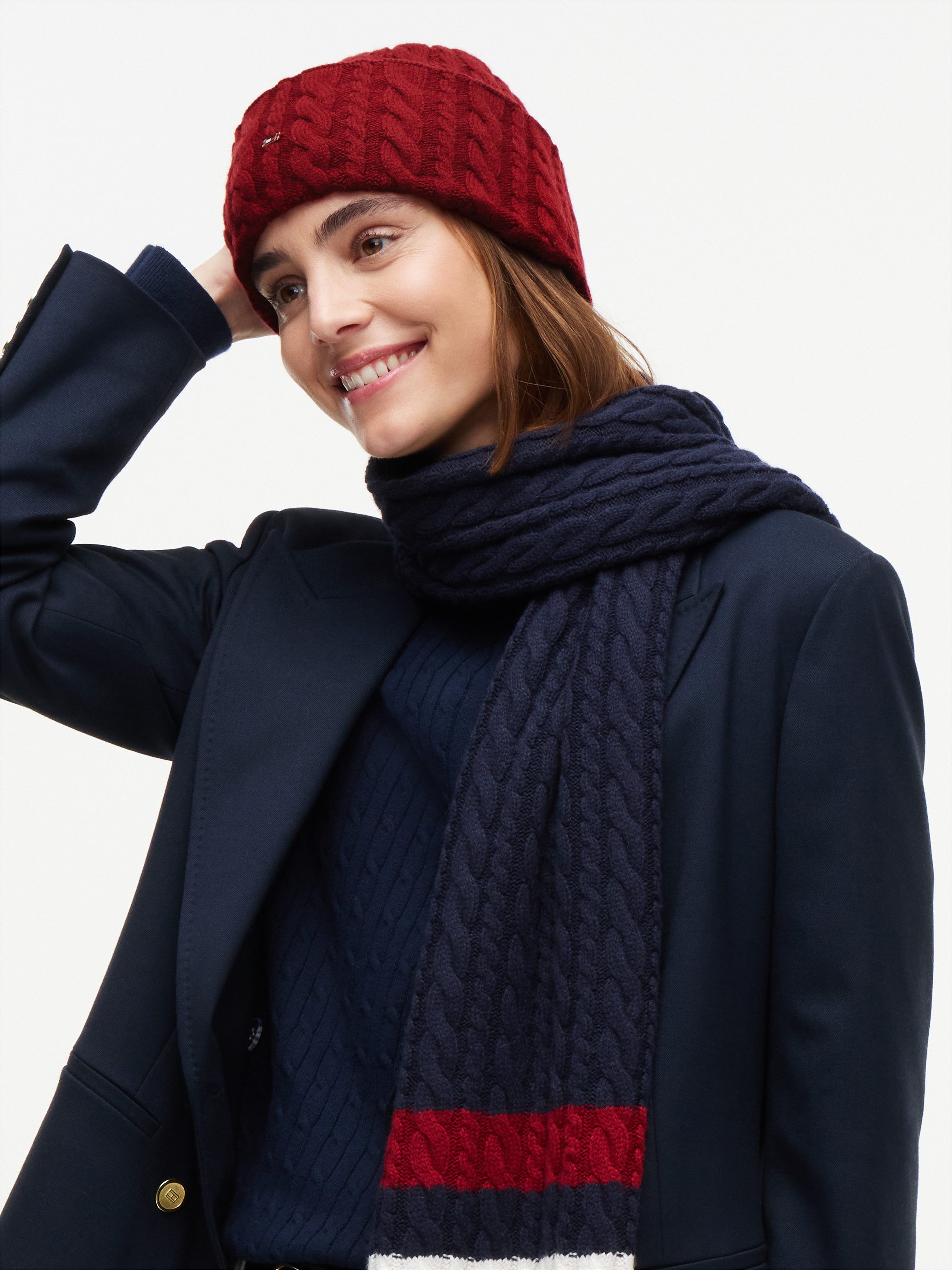 Tommy Hilfiger Beanie ENAMEL FLAG CABLE mit Alpakawolle und Zopfmuster