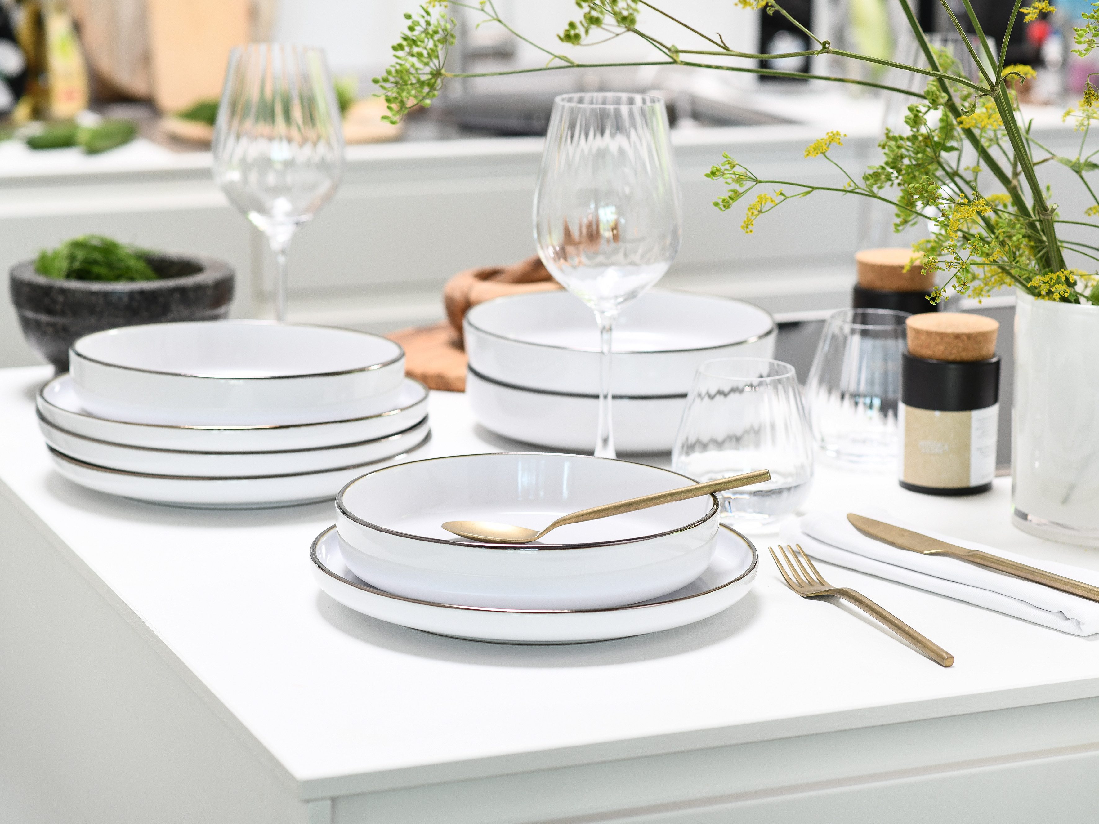 CreaTable Tafelservice Nordic Festive, Service 12-tlg. (12-tlg), 6 Personen, Steinzeug, Teller Set, Minimalistisches Design, Dezente goldene Akzente