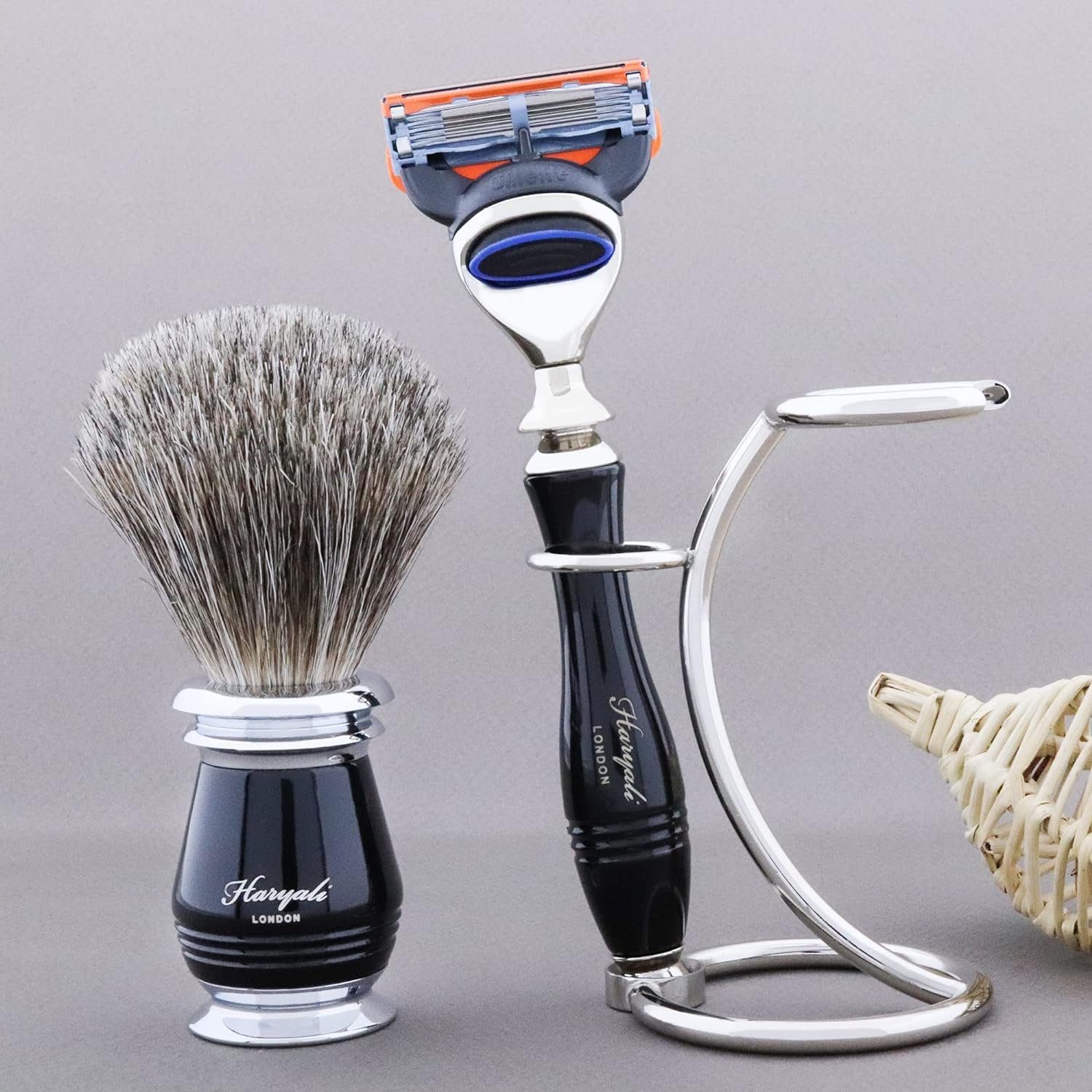 Haryali London Rasierpinsel-Set Gillette Fusion Rasierer mit schwarzem Griff und Edelstahlständer, 3 tlg.