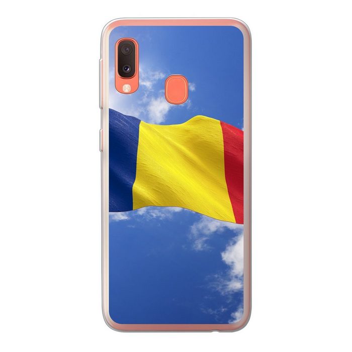 MuchoWow Handyhülle Rumäniens Flagge weht am Himmel Handyhülle Samsung Galaxy A20e Smartphone-Bumper Print Handy