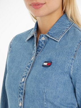 Tommy Jeans Jeanskleid TJW LS BADGE DENIM MINI DRESS mit dezentem Kontrastband am Krageninneren