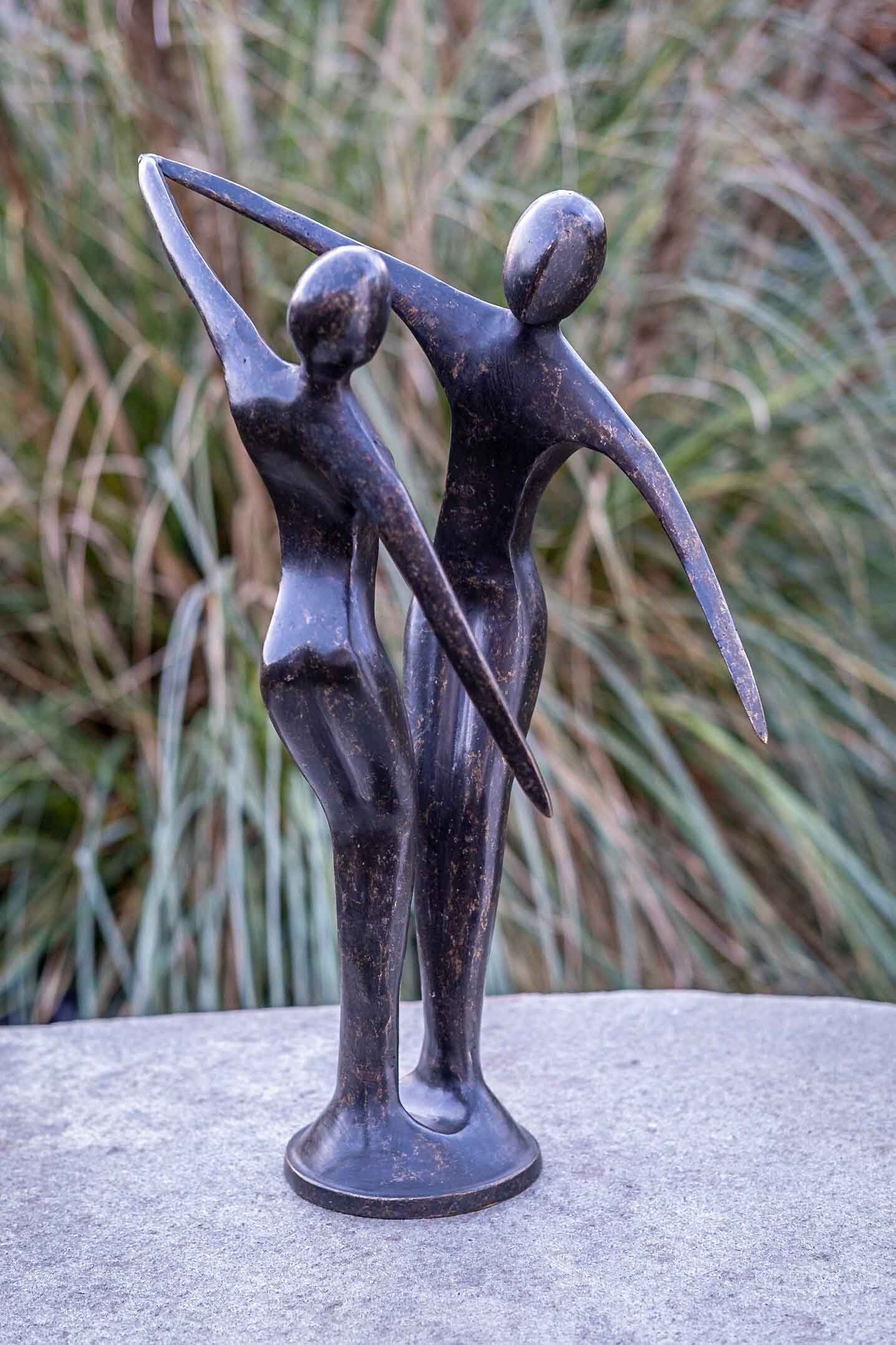 IDYL Gartenfigur IDYL Bronze-Skulptur Modernes Tanzpaar, Bronze – sehr robust – Langlebig – witterungsbeständig gegen Frost, Regen und UV-Strahlung. Die Modelle werden in Wachsausschmelzverfahren in Bronze gegossen und von Hand patiniert.
