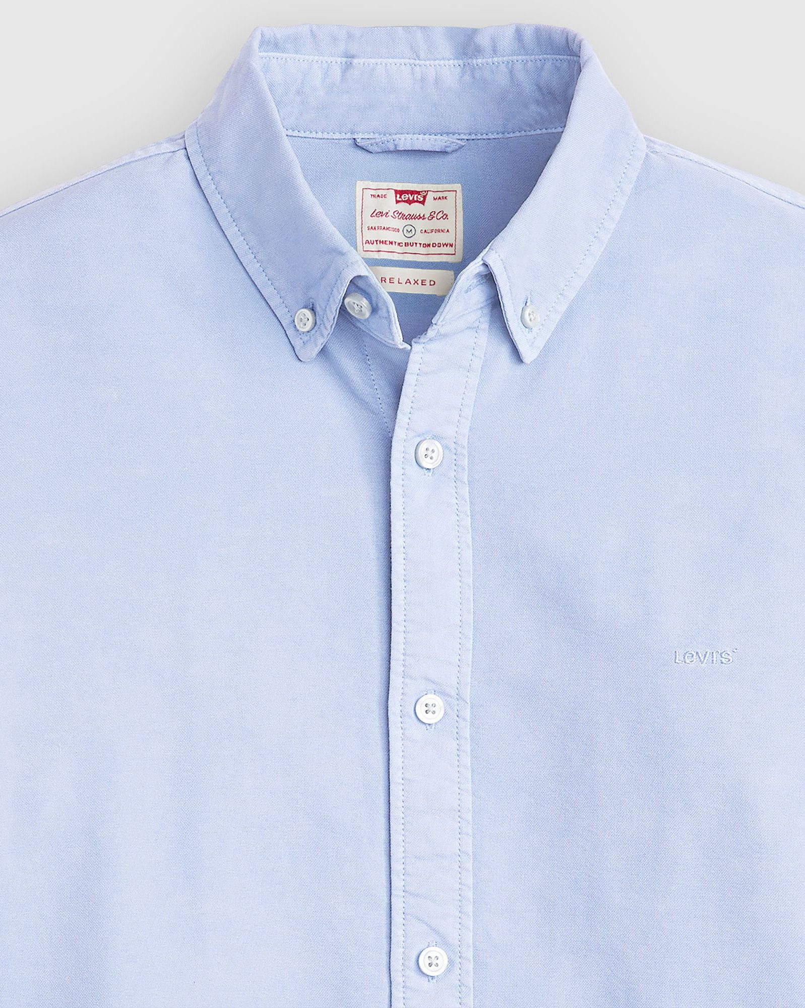 Levi's® Langarmhemd AUTHENTIC BUTTON DOWN mit Ton-in-Ton Logostickerei auf der Brust
