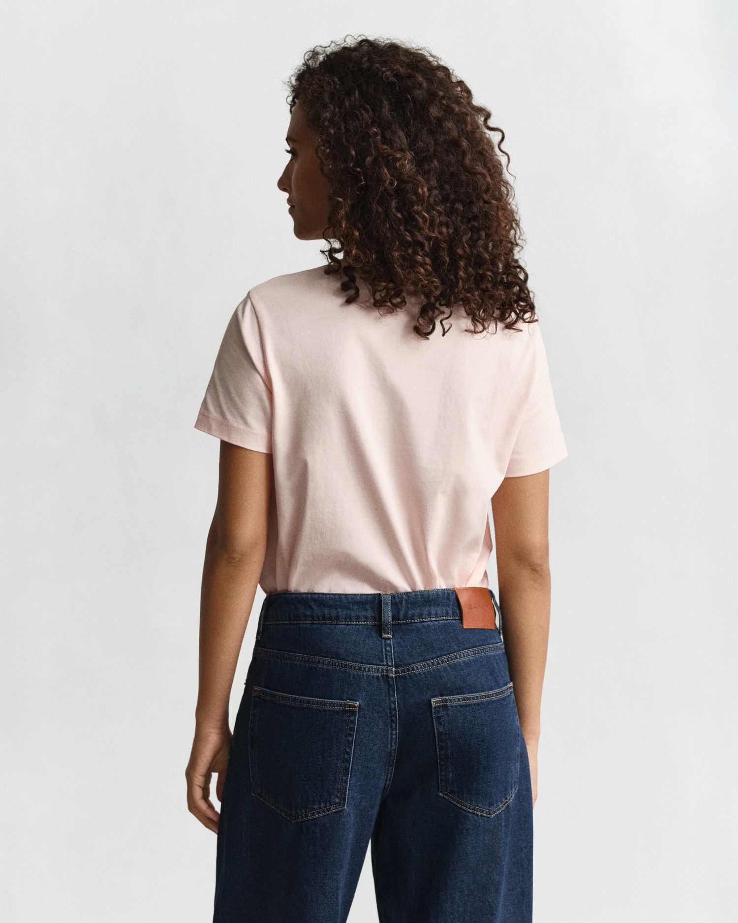 Gant T-Shirt REG SHIELD KA T-SHIRT mit einer kleinen aufgestickten Wappen-Grafik auf der Brust