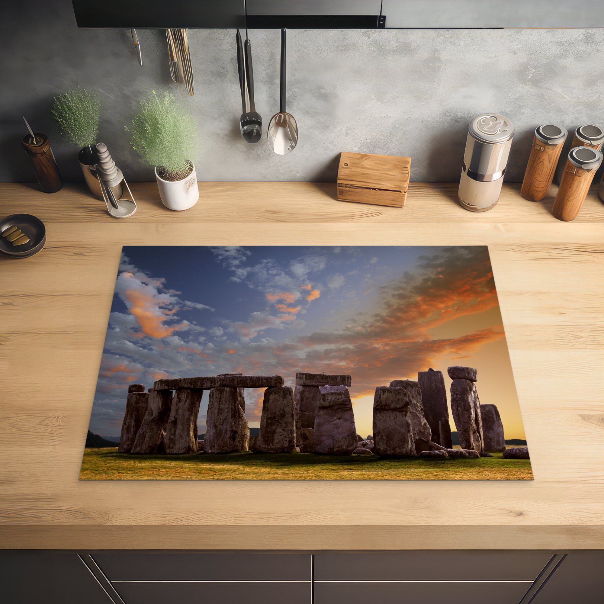 England, tlg), Vinyl, Ceranfeldabdeckung Stonehenge Mobile Wolken nutzbar, über in 70x52 MuchoWow Herdblende-/Abdeckplatte (1 Orangefarbene cm, Arbeitsfläche