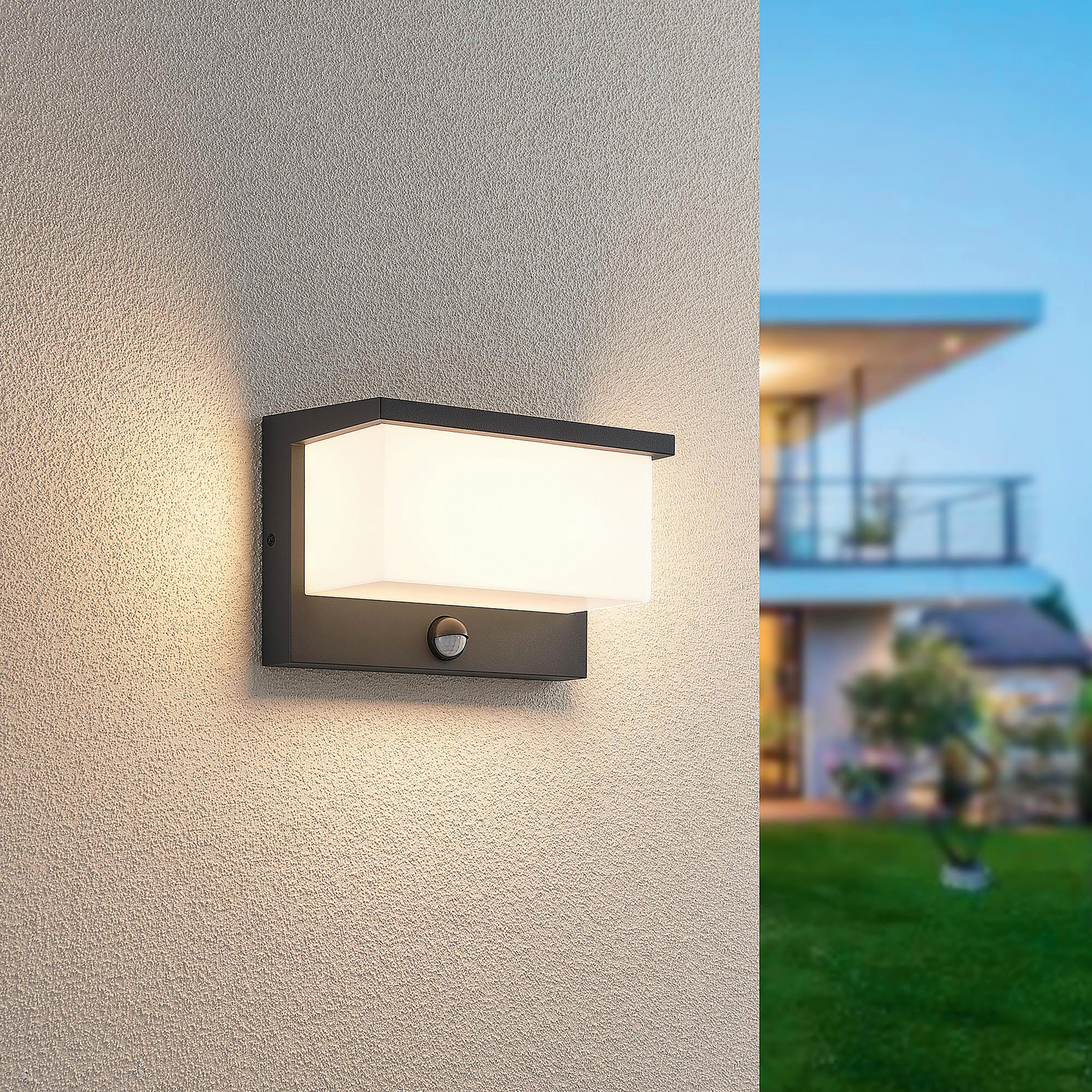 TRIO Leuchten LED Außen-Wandleuchte NESTOS, Outdoor Wandlampe Hauswand IP54, LED 13W 1300 Lumen 3000 K, Bewegungsmelder, LED fest integriert, Warmweiß, LED Wandlampe anthrazit, Garten Terrasse Hauswand, mit Bewegungsmelder