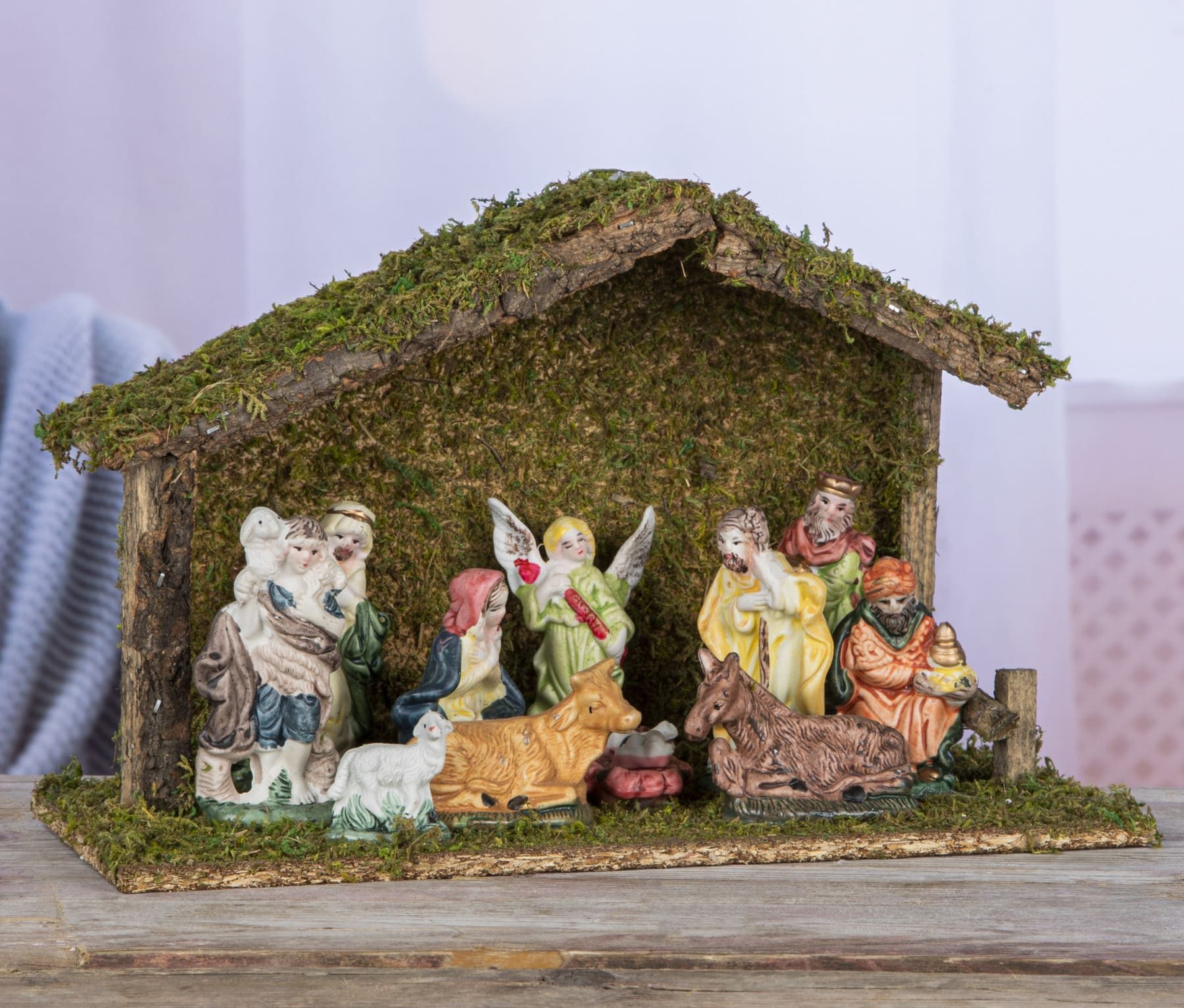 Dekoleidenschaft Krippe aus Holz, Weihnachtskrippe, Holzkrippe mit Moos + 11 Krippenfiguren, aus Porzellan, Weihnachtsfiguren, Weihnachtsdeko