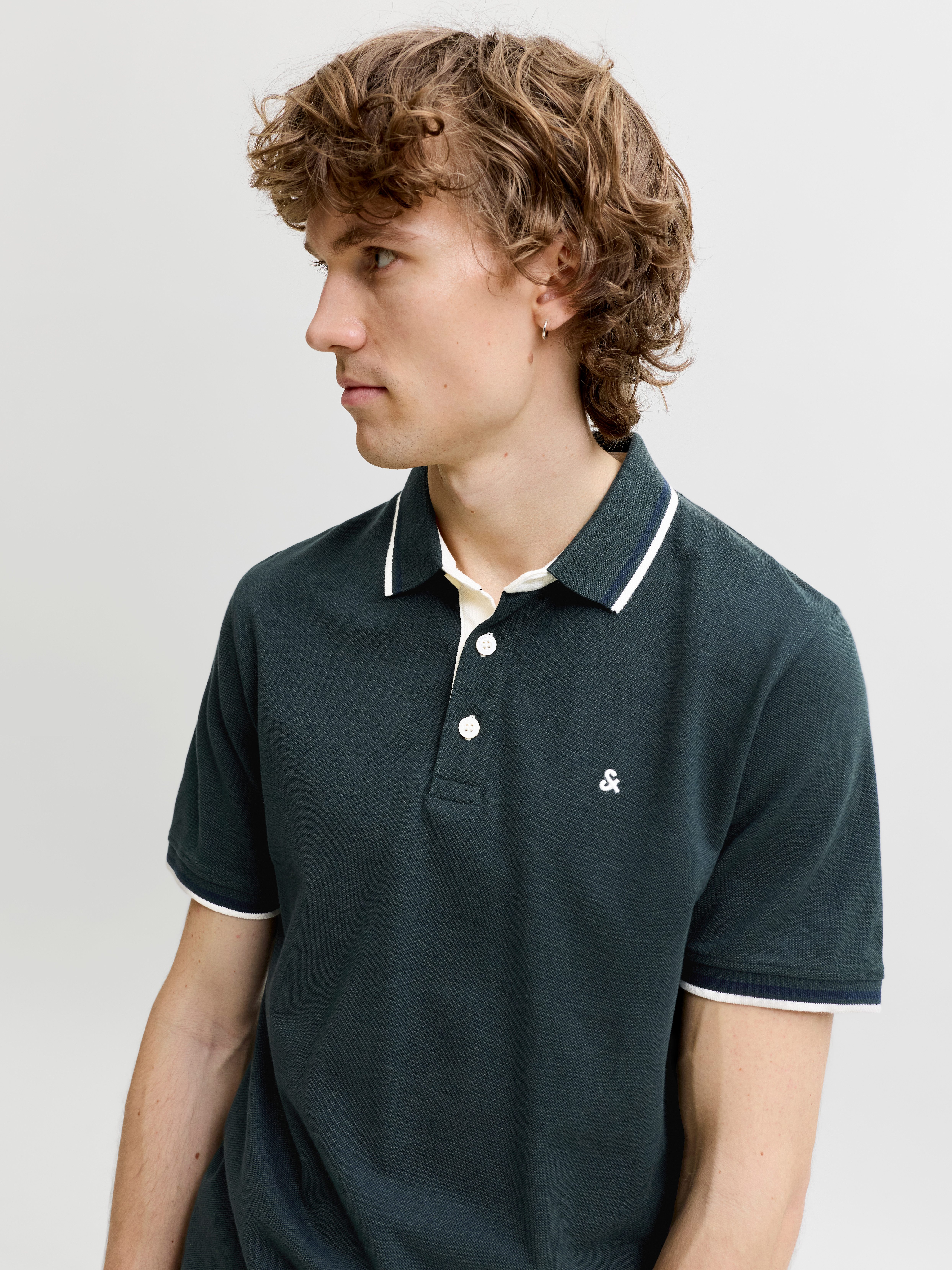 Jack & Jones Poloshirt JJEPAULOS Poloshirt mit klassischem Kragen und figurbetonter Form Logostickerei, modisch, schmal, Baumwolle, Polokragen
