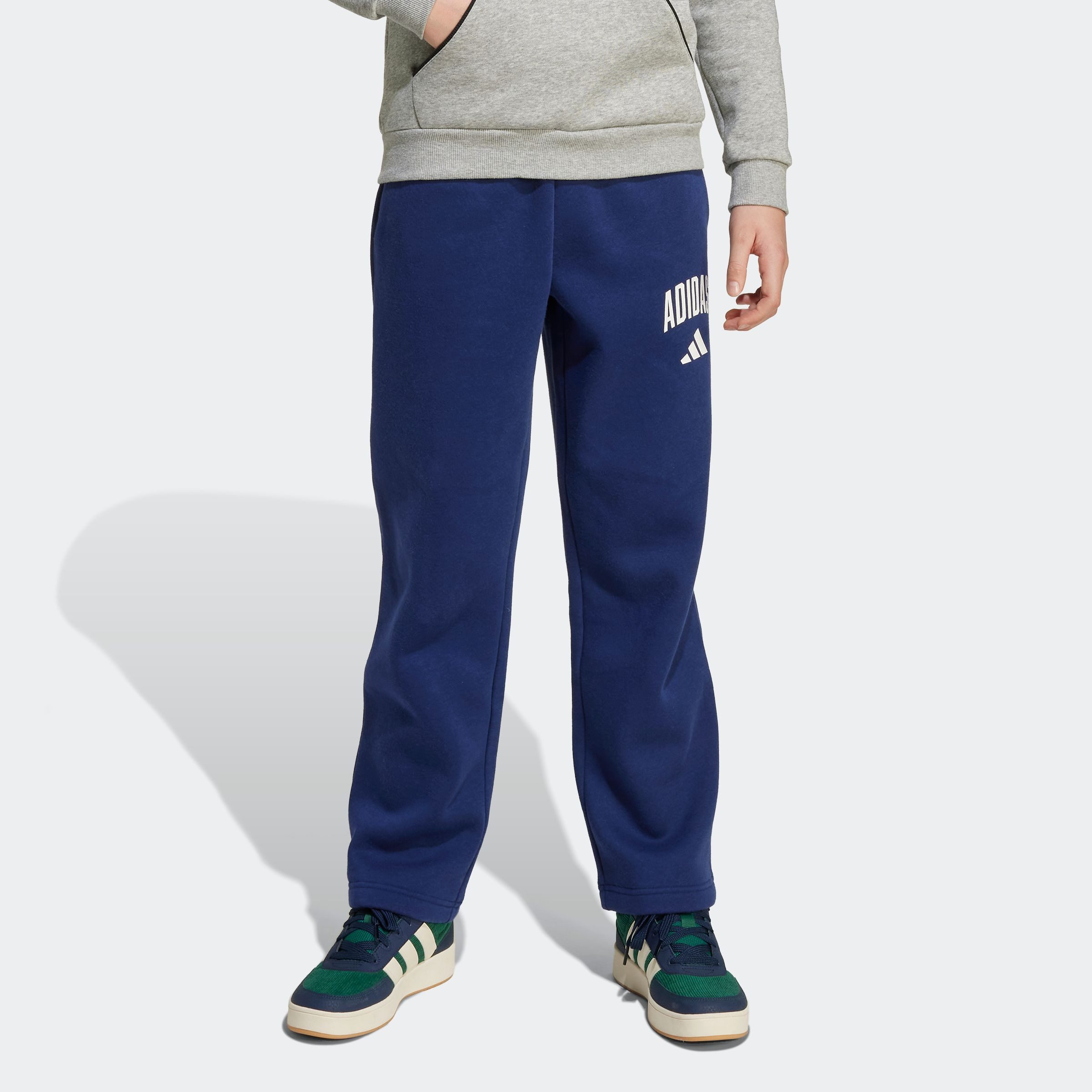 adidas Sportswear Sporthose SAISON ESSENTIALS COLLEGE TYPOGRAPHIE KINDER für Kinder und Teens, sportlicher Stil, mit Seitentaschen