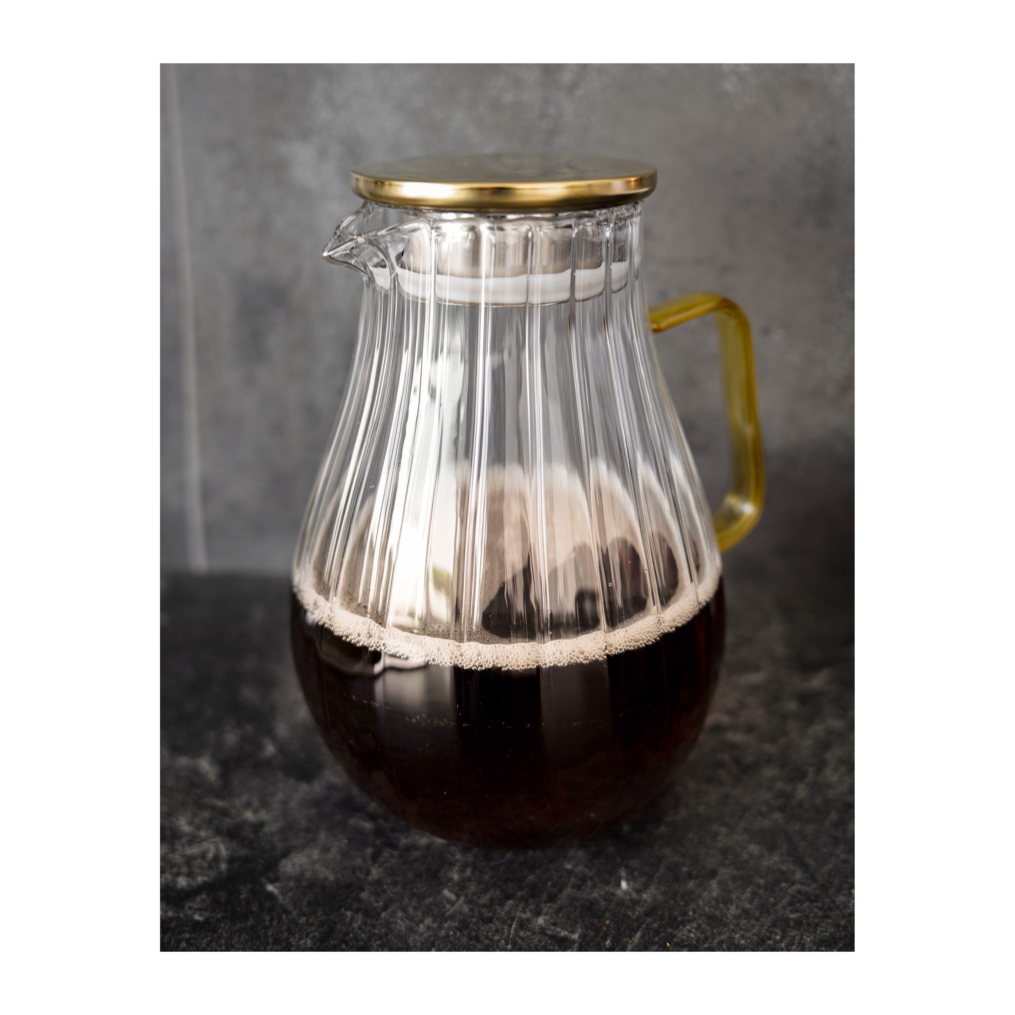 Almina Karaffe aus Glas 1,8 Liter Riffle Design mit goldenem Henkel und Deckel, (1-tlg)