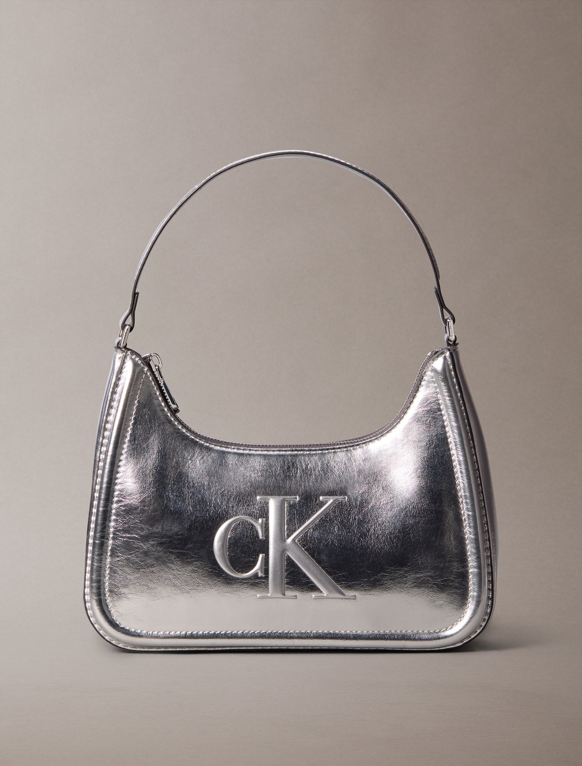 Calvin Klein Schultertasche BOLD CK METALLIC SHOULDER BAG, Dmaen Tragetasche, Handtasche, Abendtasche mit CK-Logoprägung