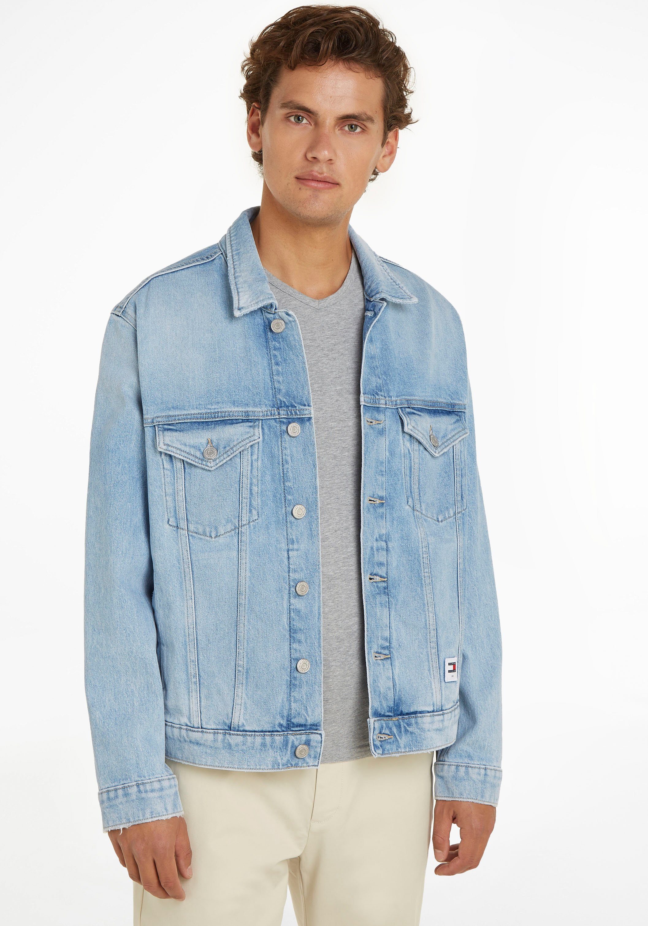 Tommy Jeans Plus Jeansjacke RYAN RGLR TRCKR JCKT Große Größen, mit Fade-Effekte