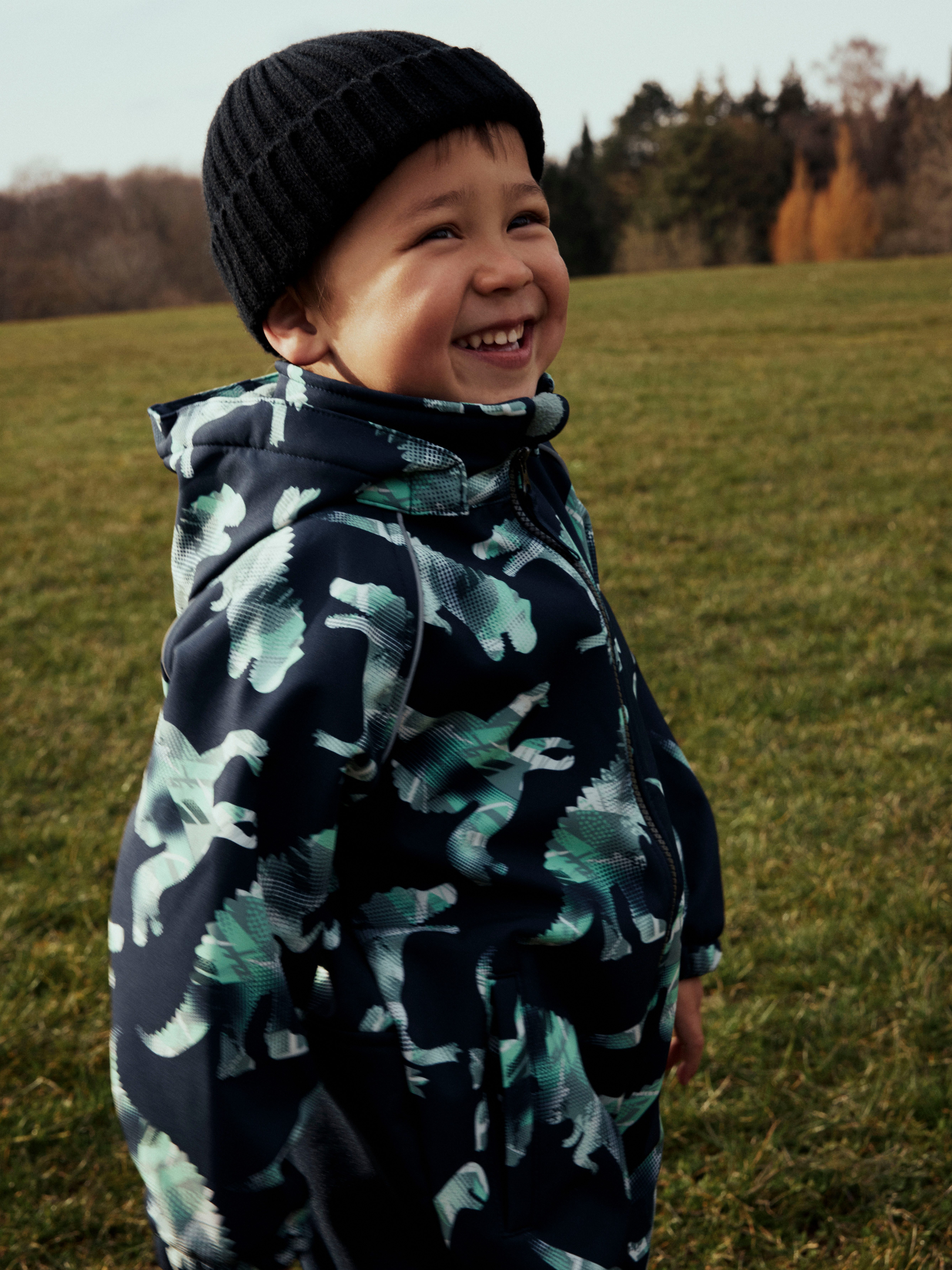 Name It Overall NMMALFA08 SOFTSHELL SUIT AOP 1FO NOOS mit dekorativen und reflektierenden Details