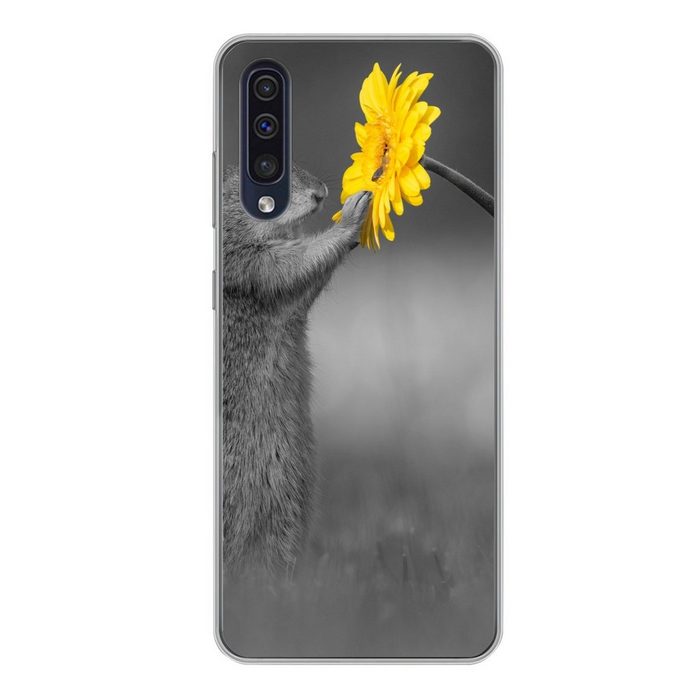 MuchoWow Handyhülle Eichhörnchen bewundert eine gelbe Blume schwarz und weiß von Fotograf Handyhülle Samsung Galaxy A50 Smartphone-Bumper Print Handy