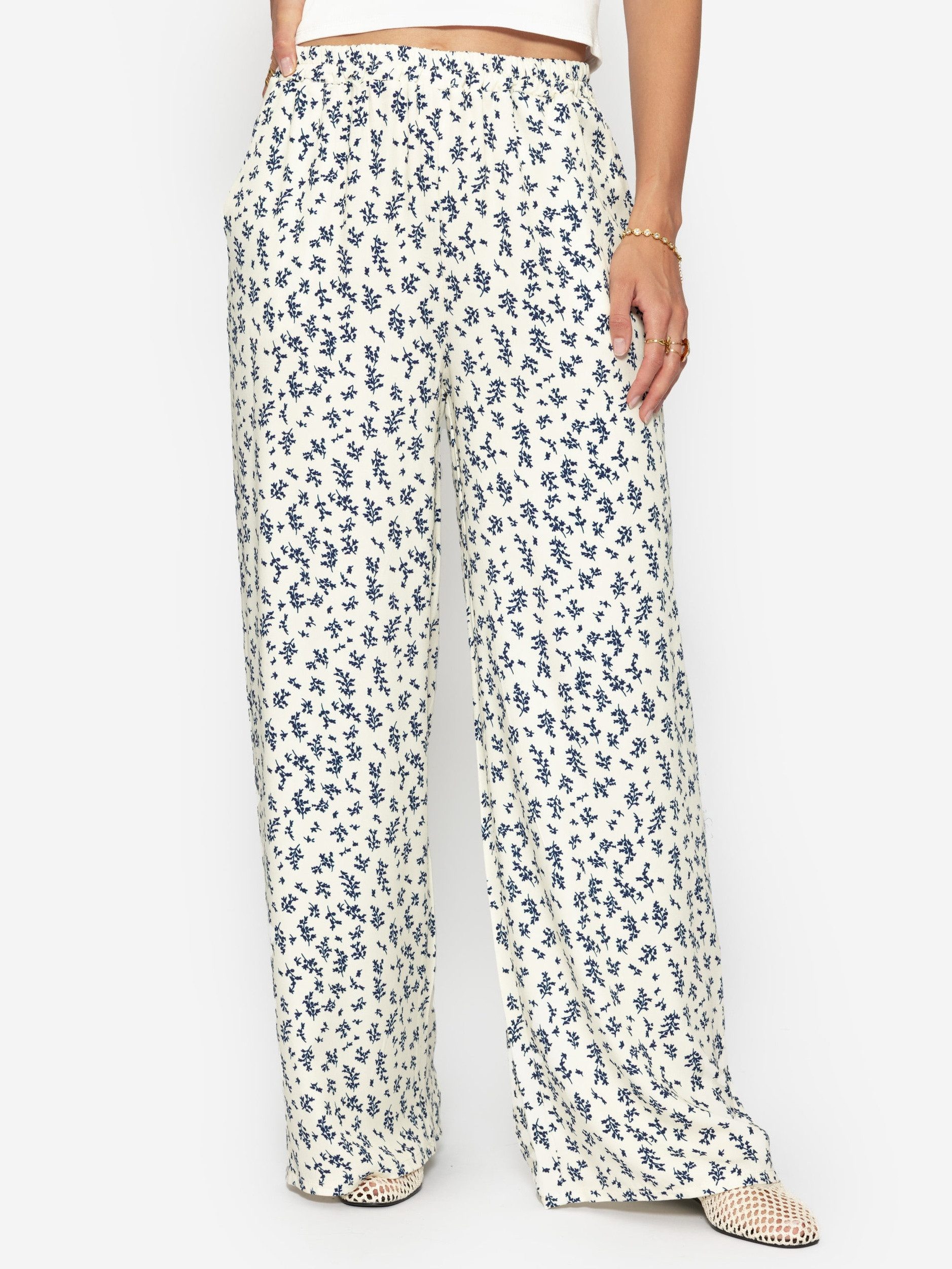 SASSYCLASSY Relaxhose Hose mit weitem Bein und floralem Print Damen Weite Stoffhose mit Blumenprint und elastischem Bund offwhite