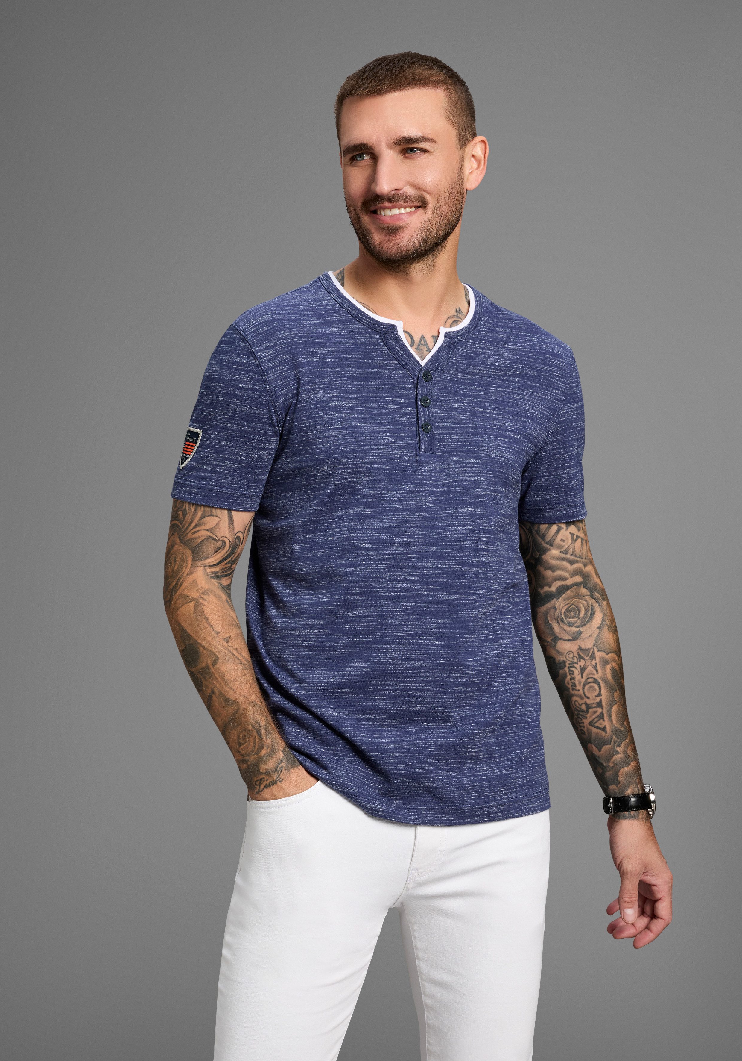 DELMAO Henleyshirt Neue Kollektion! mit Badge günstig online kaufen