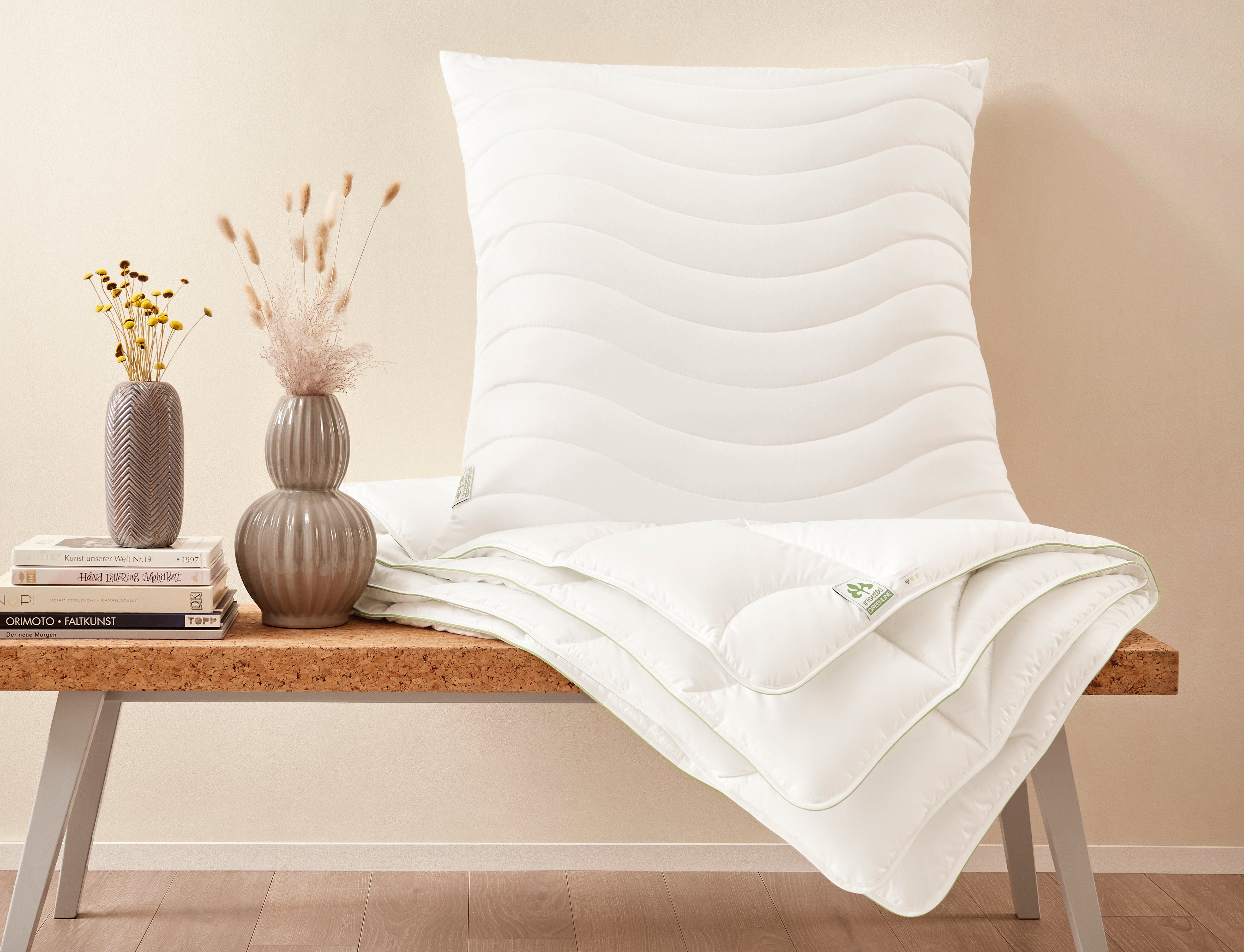 Bio, haut­sym­pa­thisch, / 60°C, biologisch irisette Bezug: GREENLINE, Megafil® Polyester 100 Schläfer Bio-Faser Baumwollbettdecke, bis – Steppbett % allergikergeeignet, waschbar Irisette Füllung: Megafil® umweltbewusste / Greenline abbaubare Fasern*, recycelt