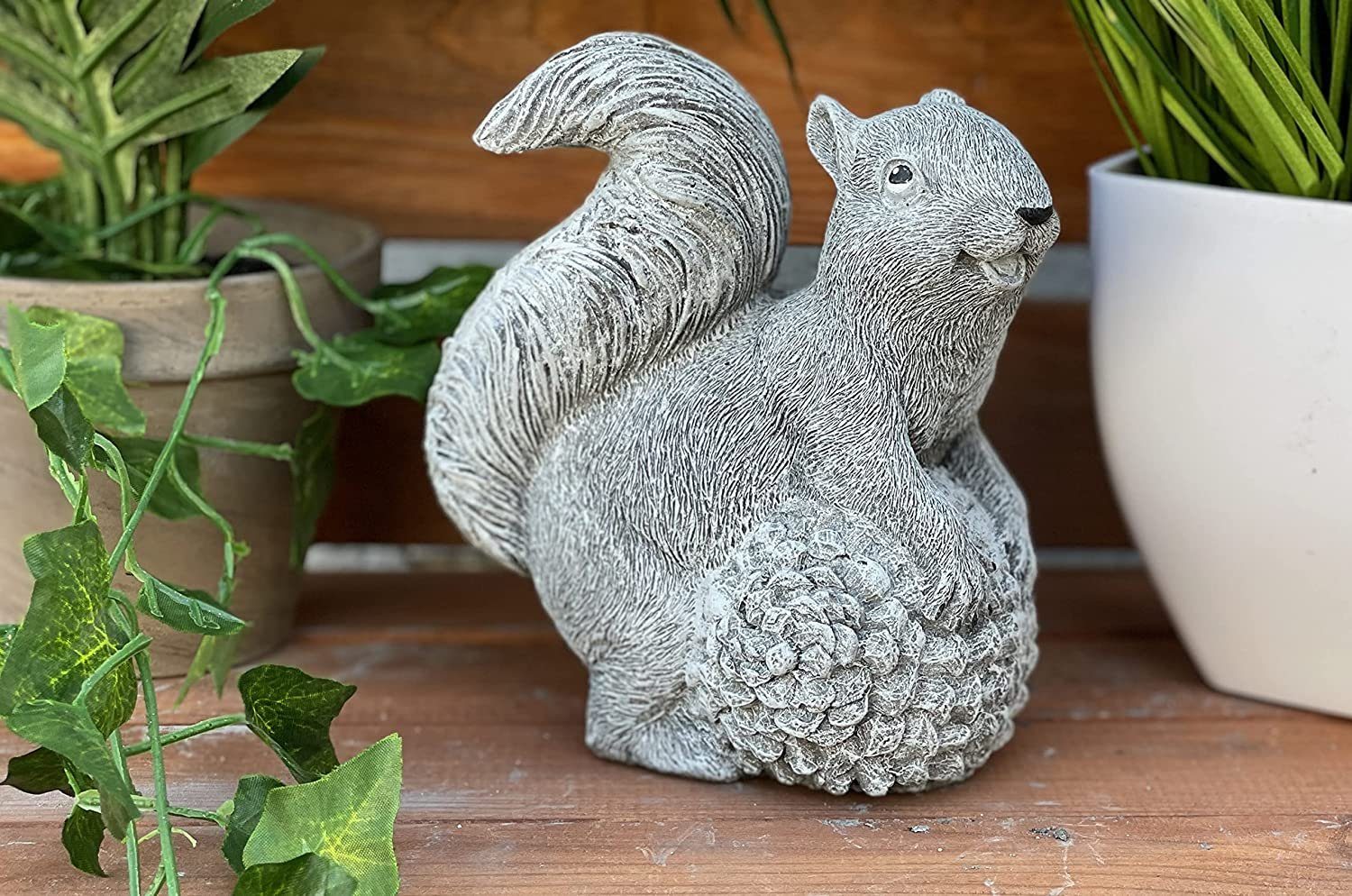 Gartenfigur Stone and Steinfigur Style mit Tannenzapfen Eichhörnchen