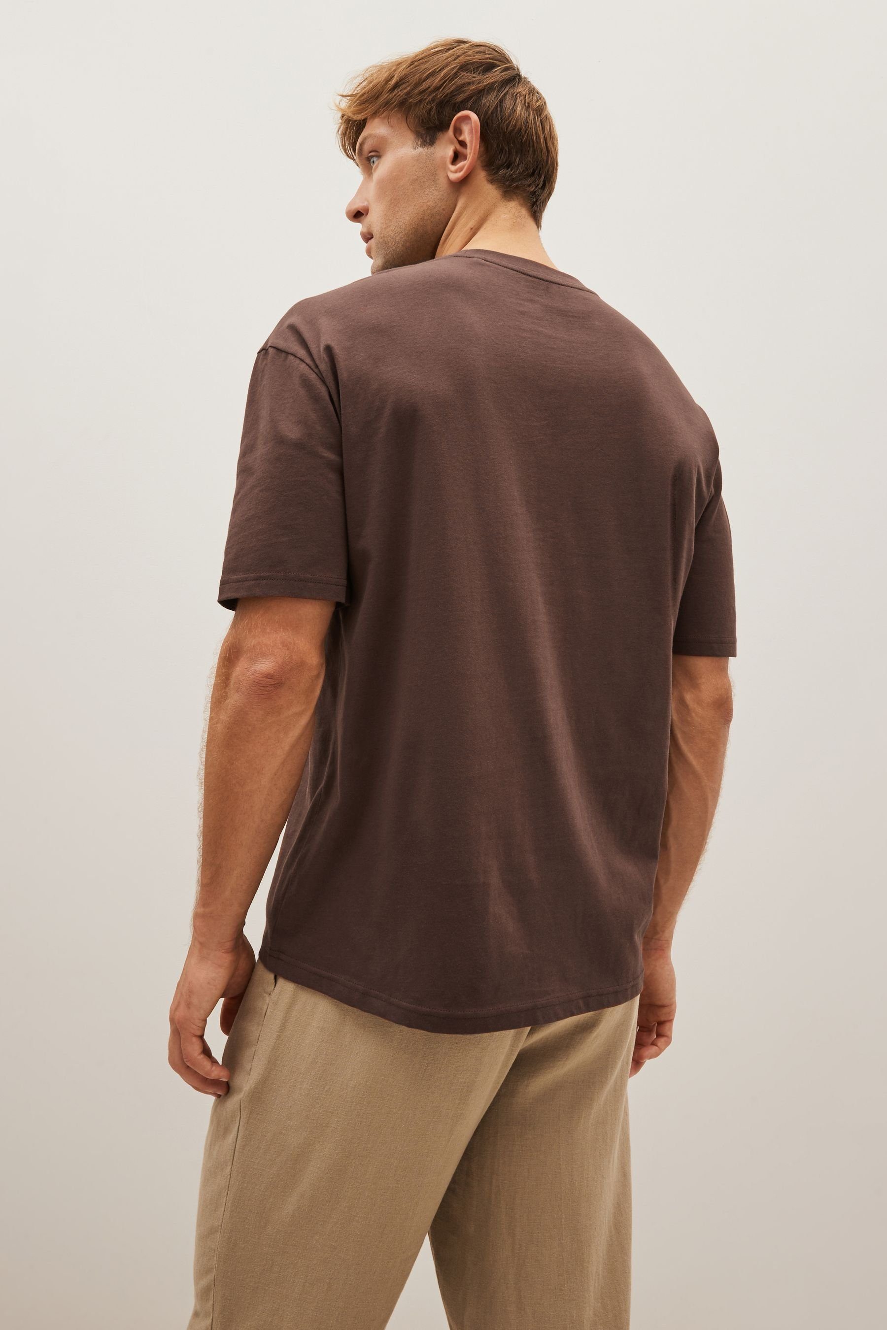 Rundhals-T-Shirt T-Shirt (1-tlg) Fit Chocolate Brown im Next Relaxed