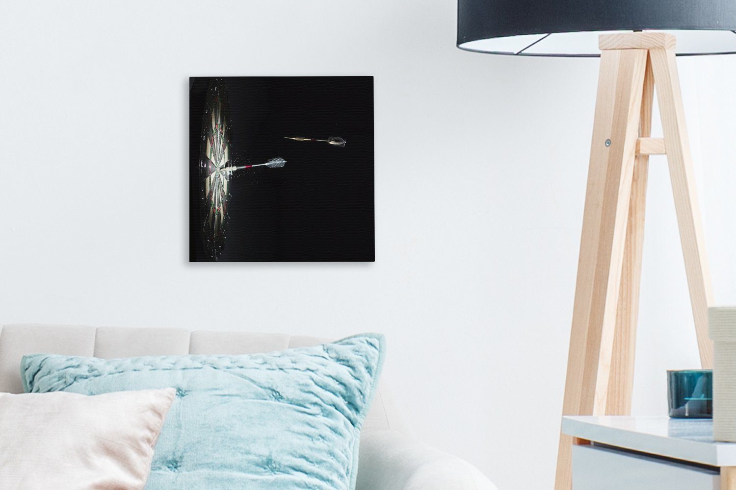 OneMillionCanvasses® Leinwandbild Dartpfeil Bilder Dartscheibe, St), Schlafzimmer die Leinwand (1 für fliegt Wohnzimmer auf
